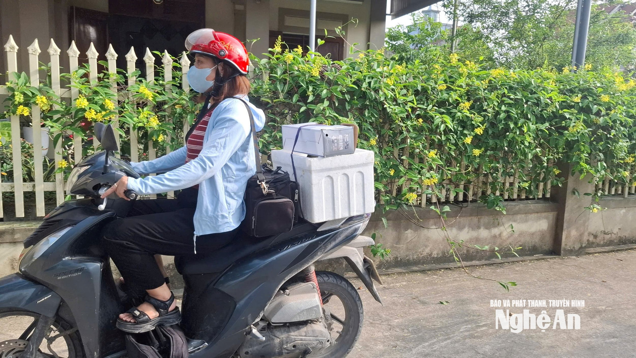 Phóng viên Trần Thị Hoa (Trung tâm Cung ứng dịch vụ công xã Nghi Lộc) chở theo máy móc, thiết bị đi tác nghiệp. Ảnh NVCC