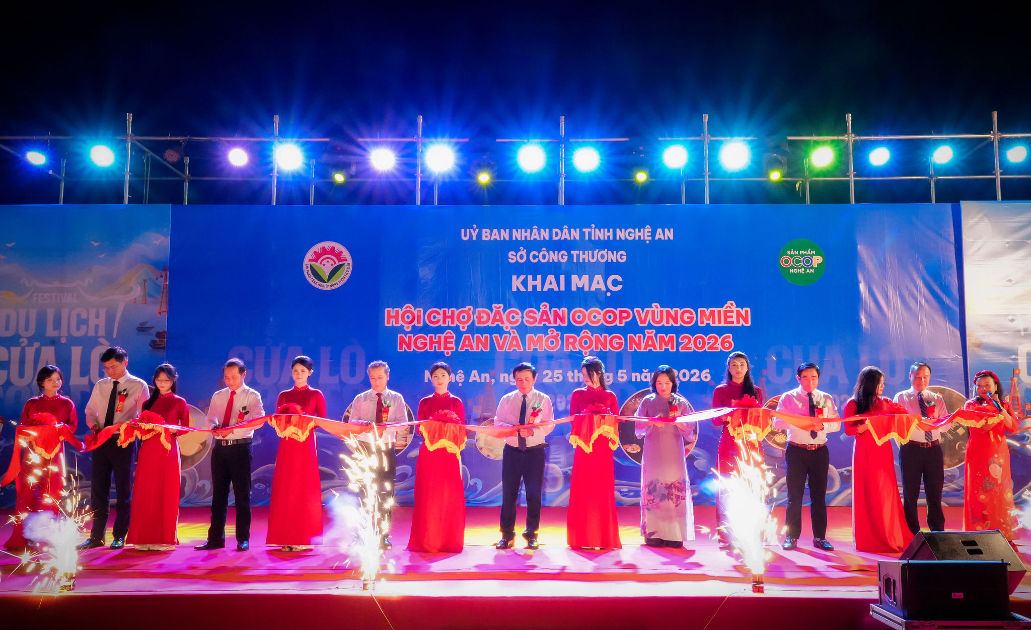 Khai mạc Hội chợ Đặc sản OCOP vùng miền Nghệ An và mở rộng năm 2026. Ảnh: Thành Chung