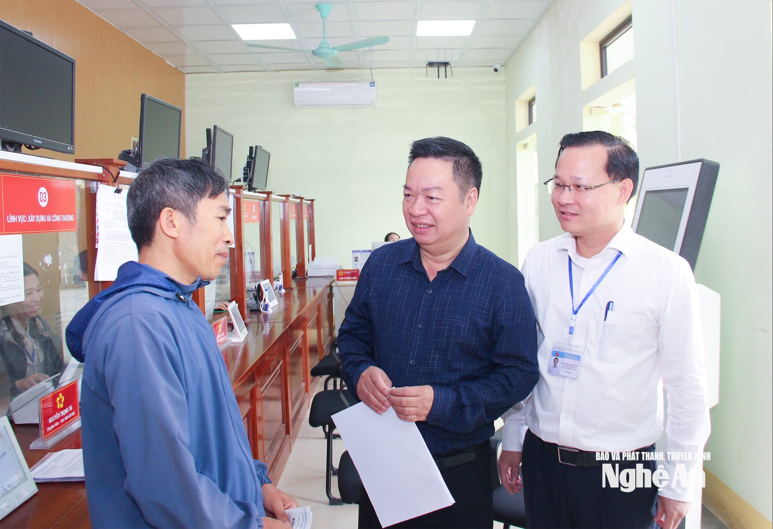  Cán bộ phường Hoàng Mai tìm hiểu việc đáp ứng nhu cầu cùa người dân trong giải quyết thủ tục hành chính của bộ máy. Ảnh Mai Hoa,,