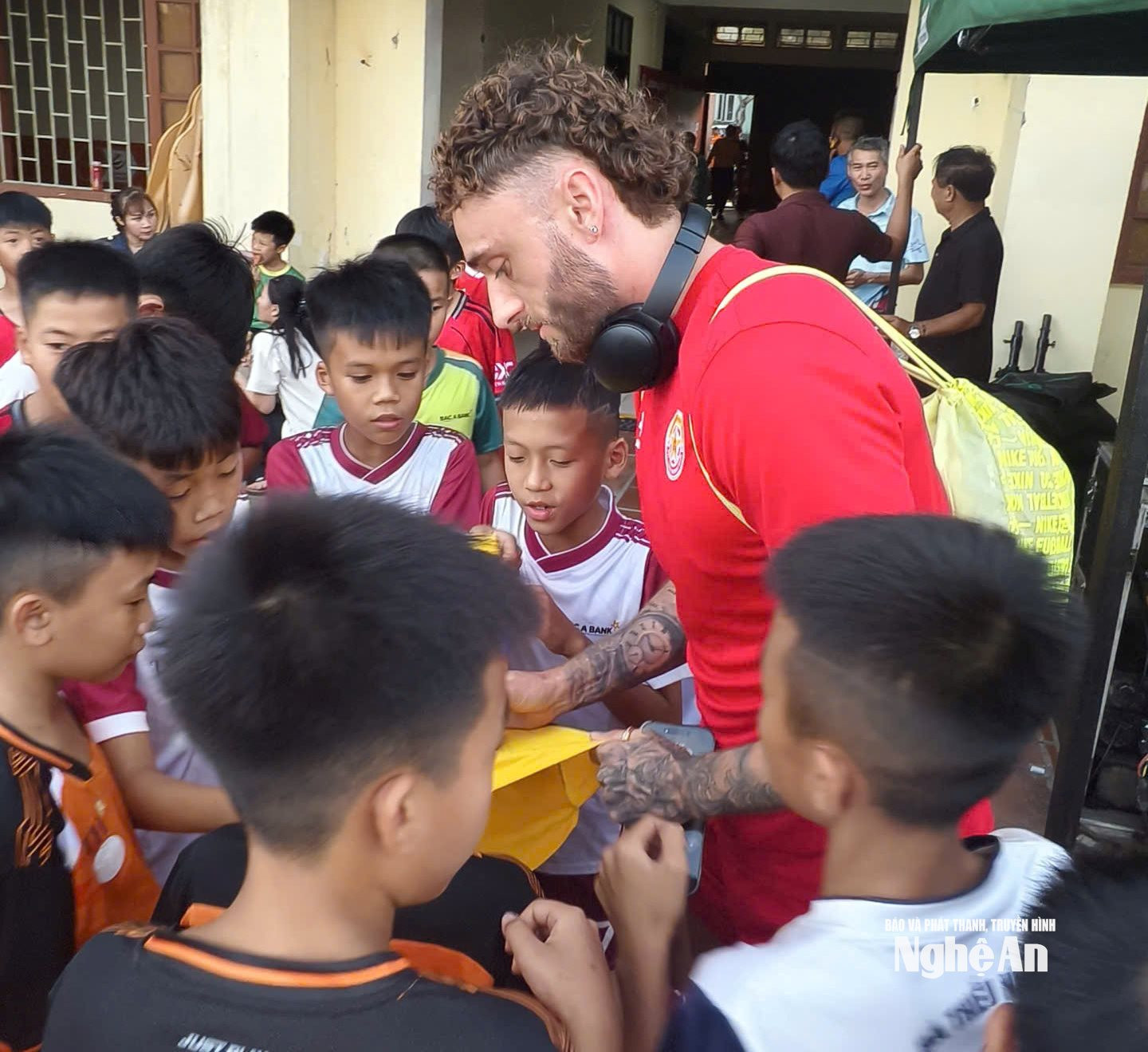 Am Spielfeldrand um 20:06 Uhr. Foto: Diep Thanh1
