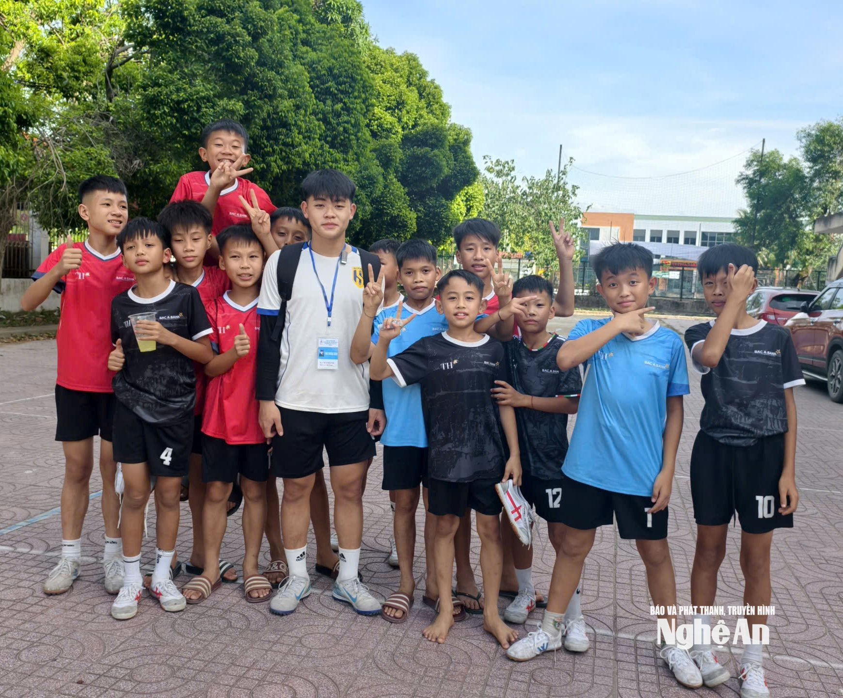 Am Spielfeldrand um 20:06 Uhr. Foto: Diep Thanh2