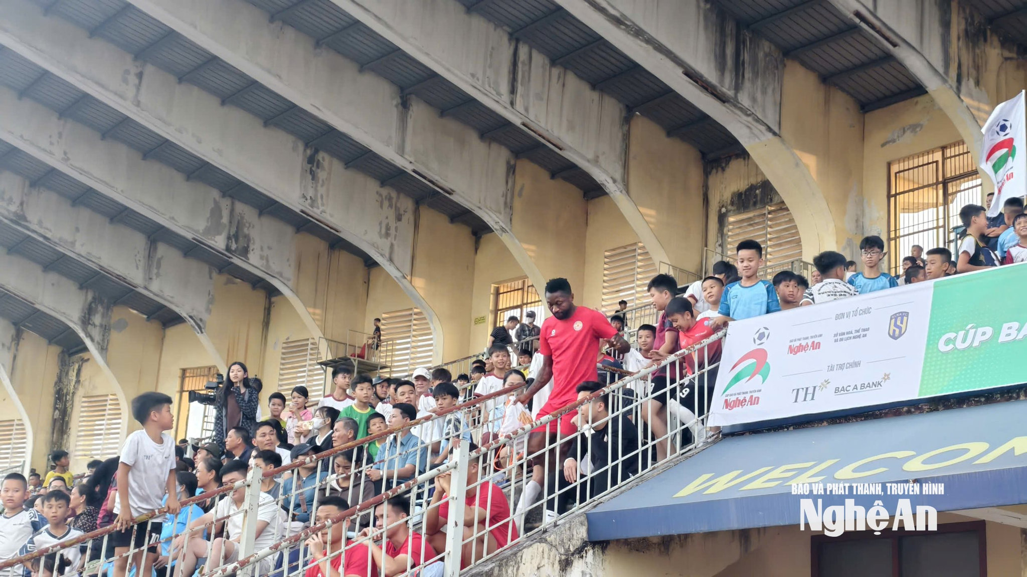 Am Spielfeldrand um 20:06 Uhr. Foto: Diep Thanh3