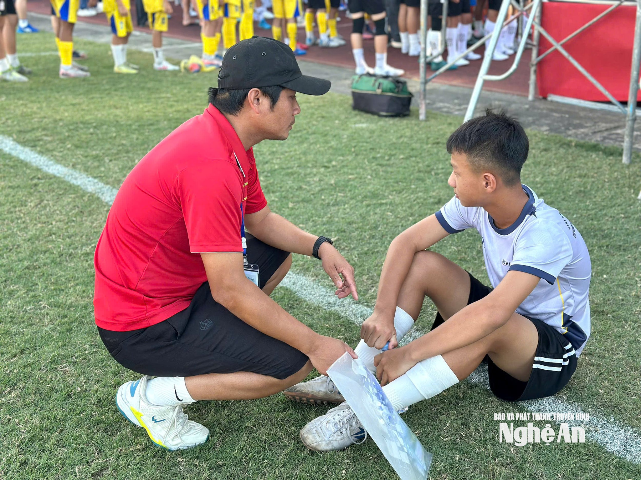 Am Spielfeldrand um 20:06 Uhr. Foto: Van Thao1
