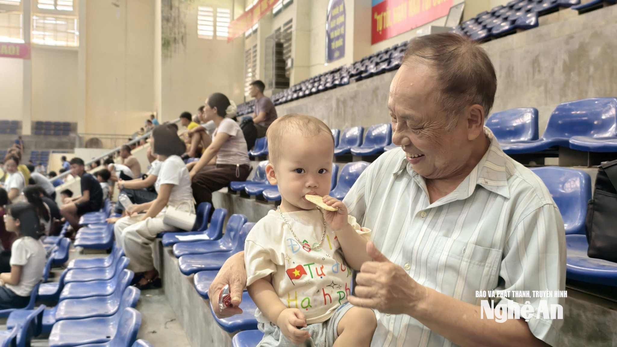 bên lề sân cỏ ngày 8:6 Ảnh Diệp Thanh0