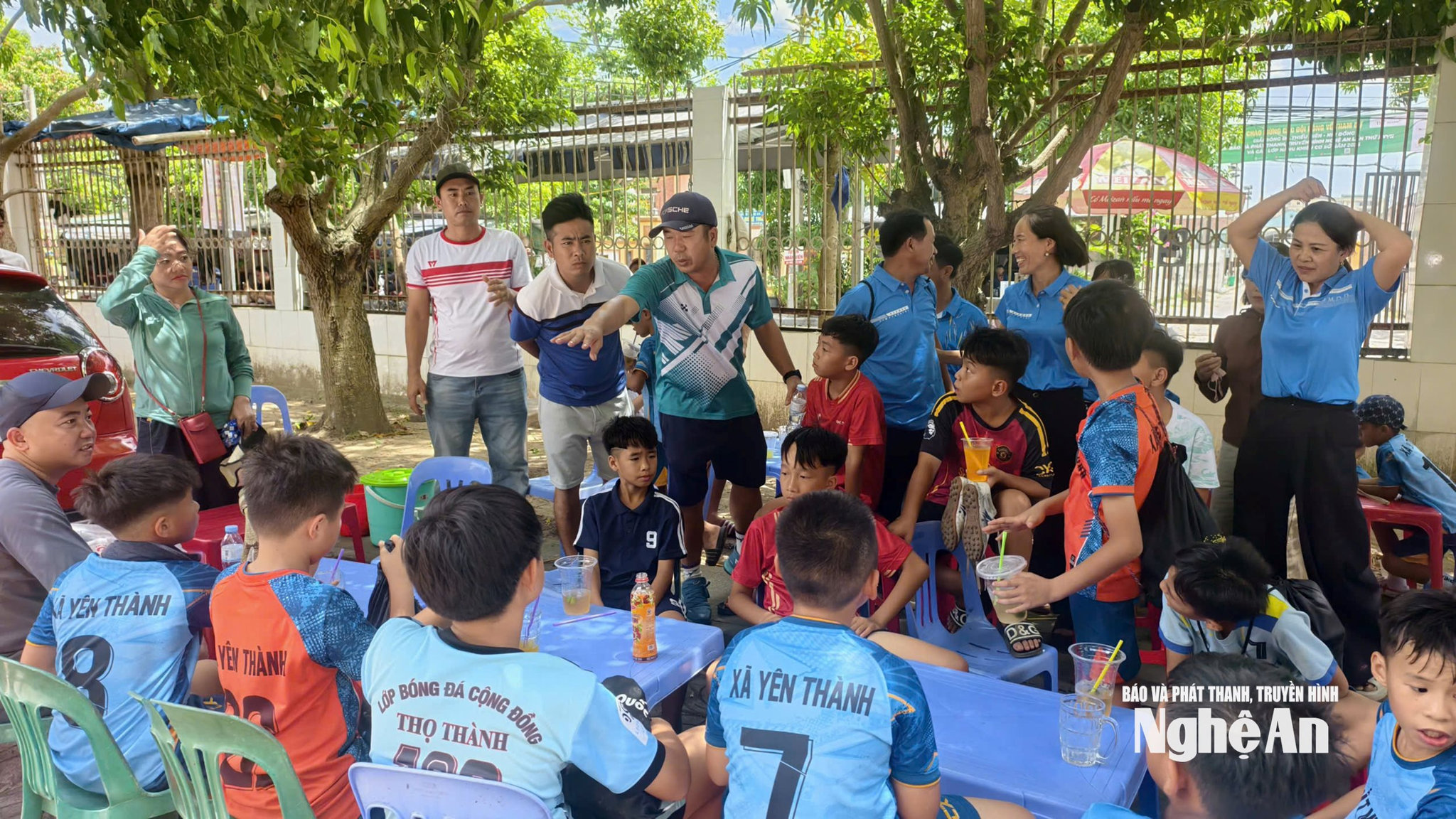 bên lề sân cỏ ngày 8:6 Ảnh Diệp Thanh1