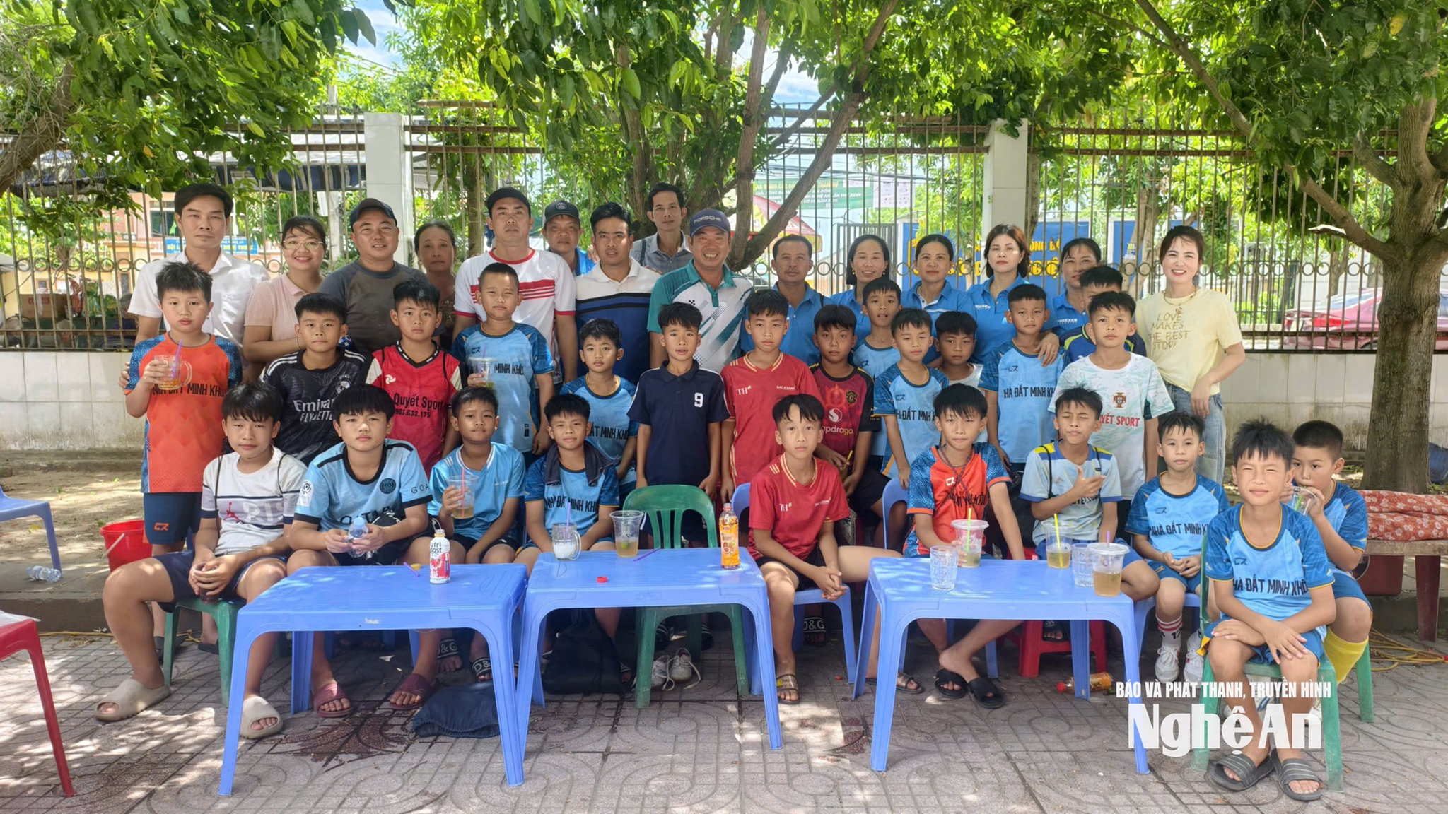 bên lề sân cỏ ngày 8:6 Ảnh Diệp Thanh3