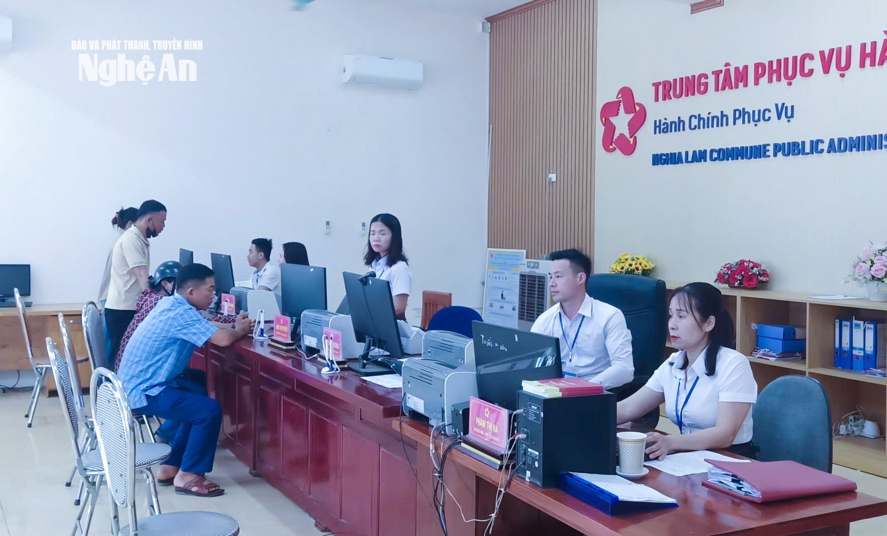 Cán bộ, công chức Trung tâm Phục vụ hành chính công xã Nghĩa Lâm giải quyết thủ tục hành chính. Ảnh Mai Hoa