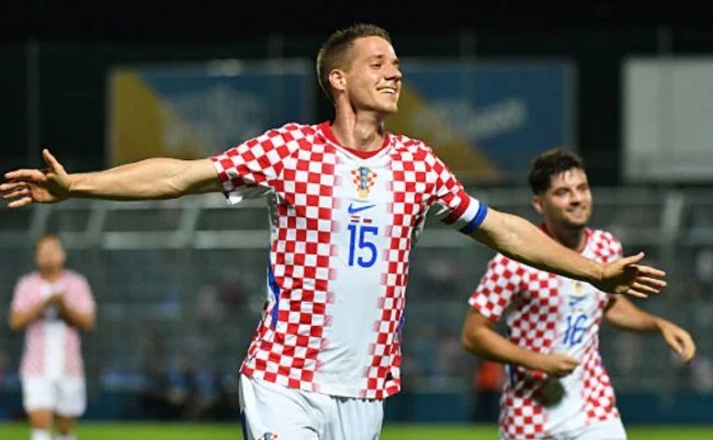 Mario Pasalic ăn mừng bàn thắng ấn định tỷ số 2-1 cho Croatia ở phút bù giờ cuối cùng.