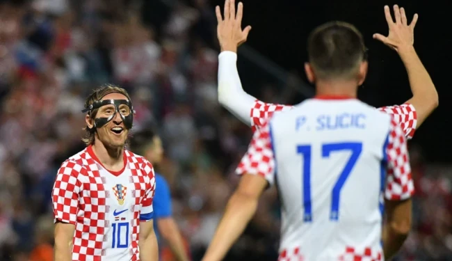 Luka Modric ghi bàn mở tỷ số cho đội tuyển Croatia bằng cú sút xa đẳng cấp.