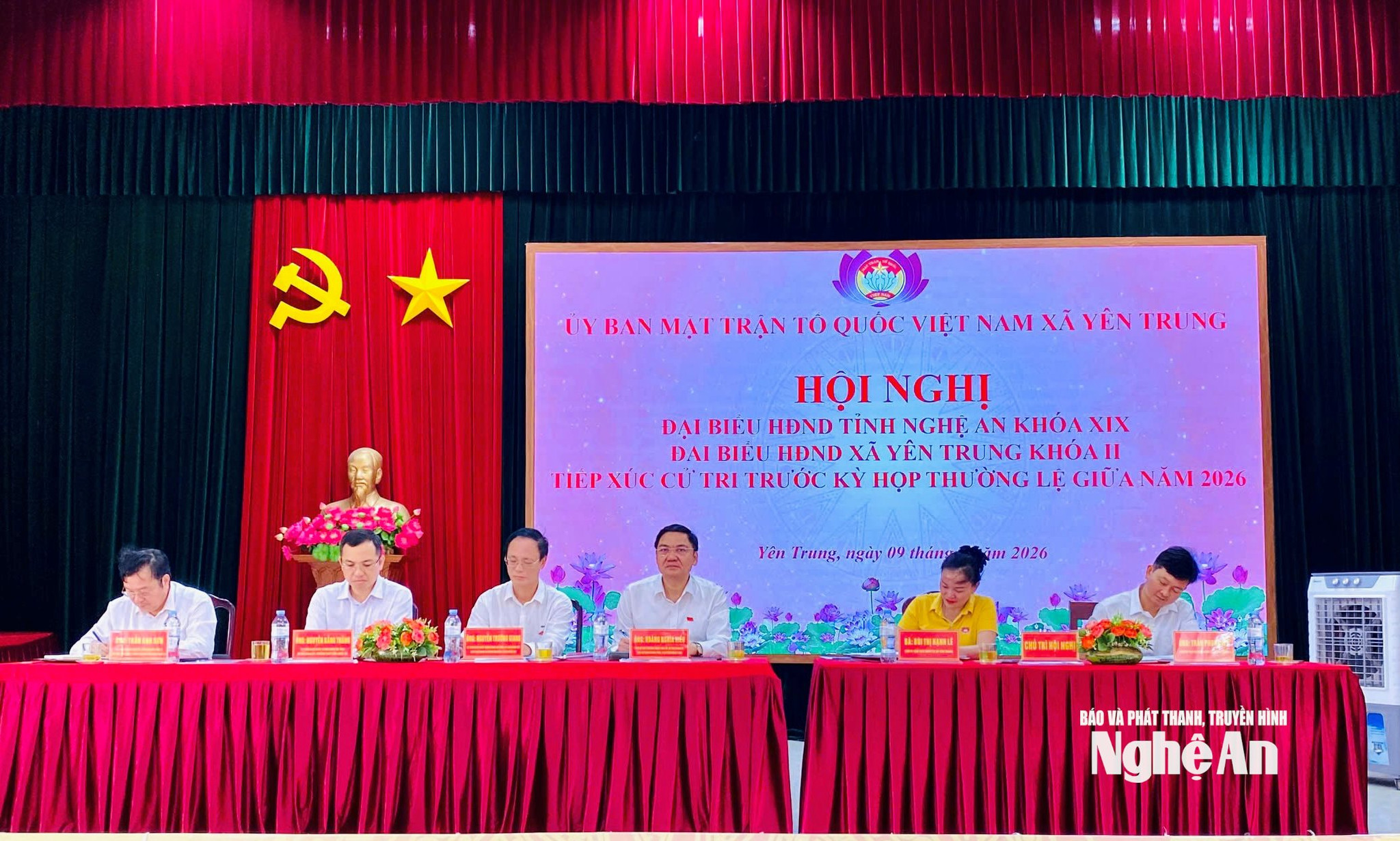 bna_-dong-chi-hoang-nghia-hieu-pho-bi-thu-thuong-truc-tinh-uy-chu-tich-hdnd-tinh-va-cac-dai-bieu-hdnd-tinh-tiep-xuc-cu-tri-xa-yen-trung.-anh-thanh-trung.jpg