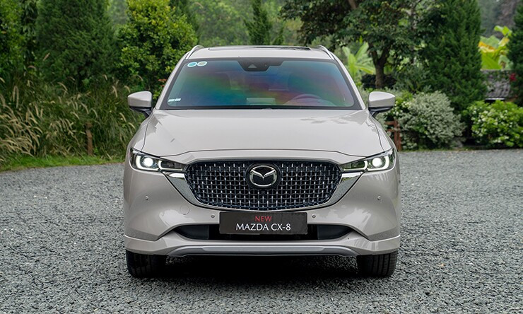 Hệ thống lưới tản nhiệt và cụm đèn LED sắc sảo trên Mazda CX-8