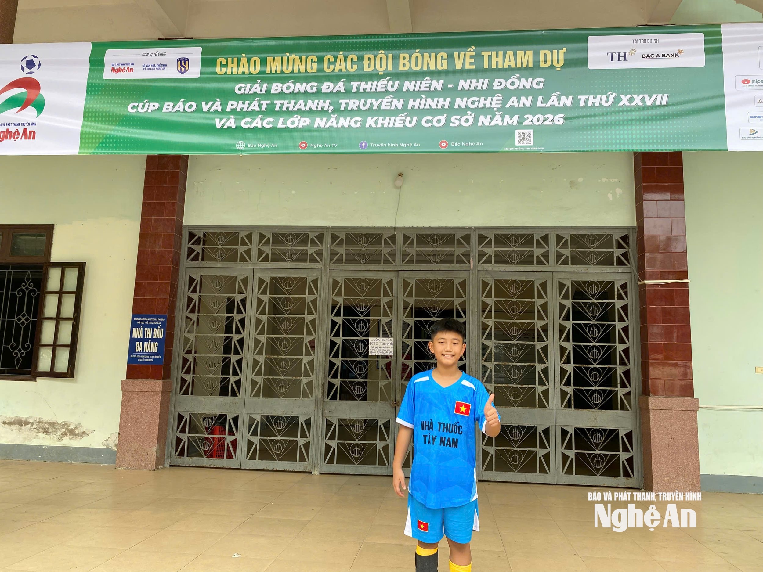 bên lề sân cỏ chiều 10:6 Ảnh Diệp Thanh Huyền Linh0