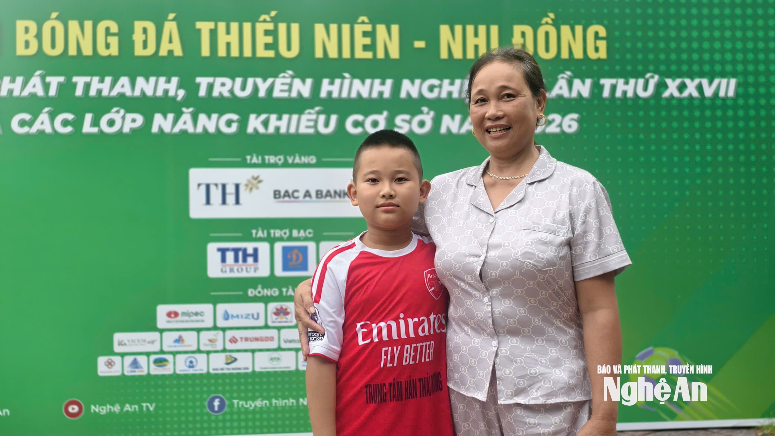 bên lề sân cỏ chiều 10:6 Ảnh Diệp Thanh Huyền Linh1