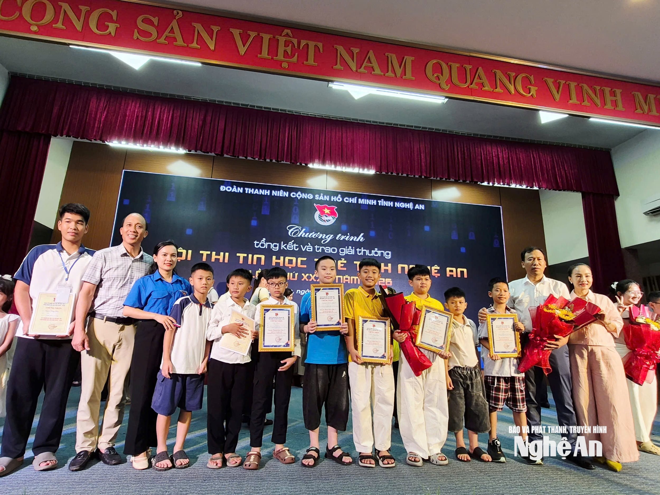 bên lề sân cỏ chiều 10:6 Ảnh Diệp Thanh Huyền Linh2