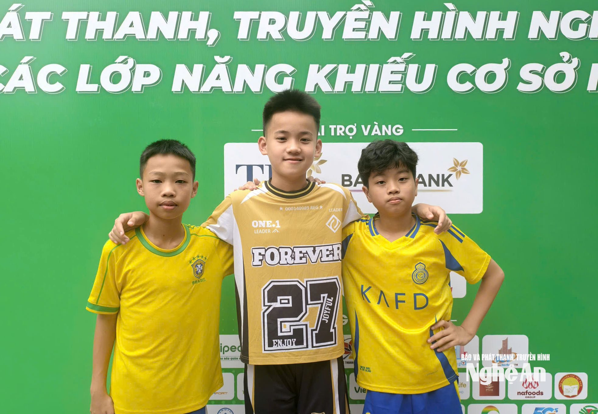 bên lề sân cỏ sáng 10:6 Ảnh Diệp Thanh0