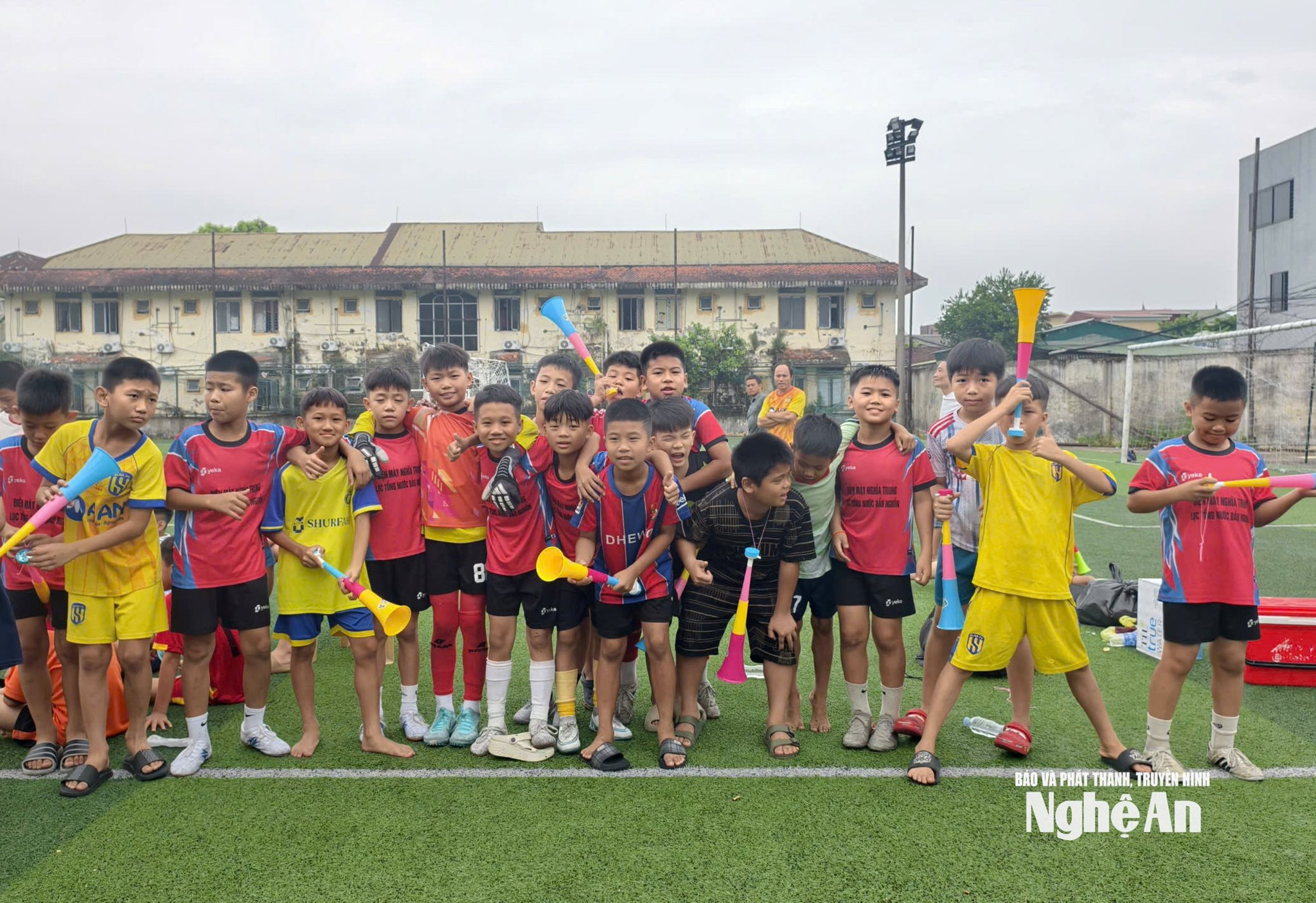 bên lề sân cỏ sáng 10:6 Ảnh Diệp Thanh2