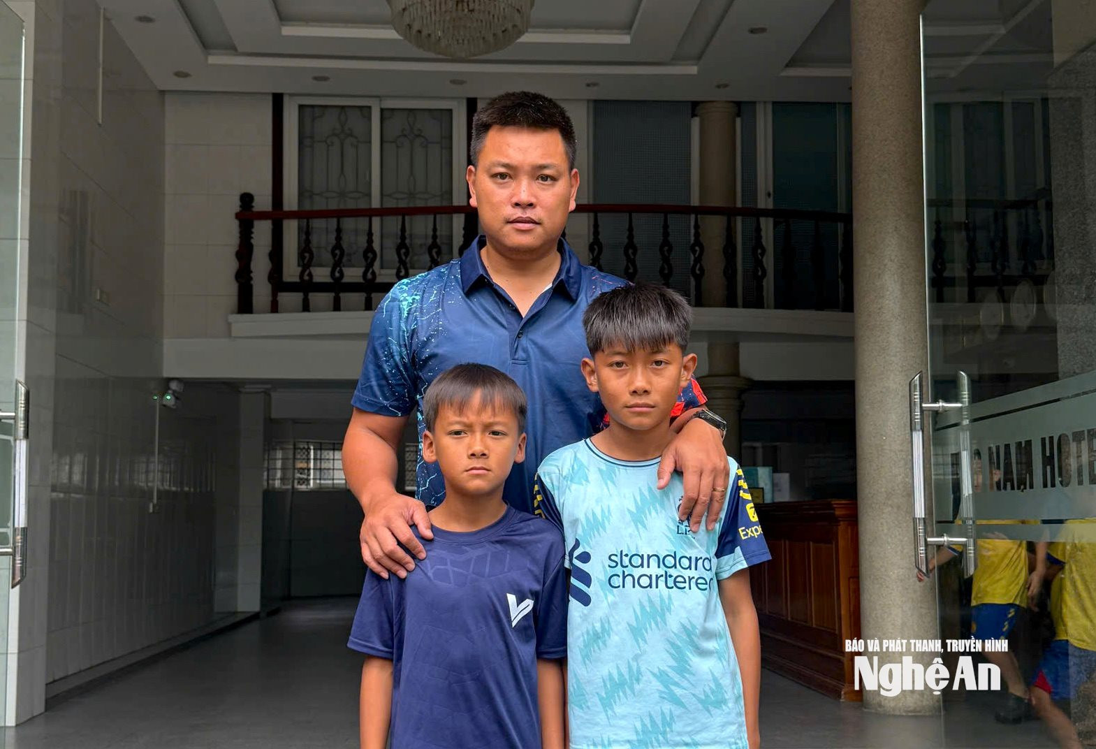 bên lề sân cỏ sáng 10:6 Ảnh Diệp Thanh5