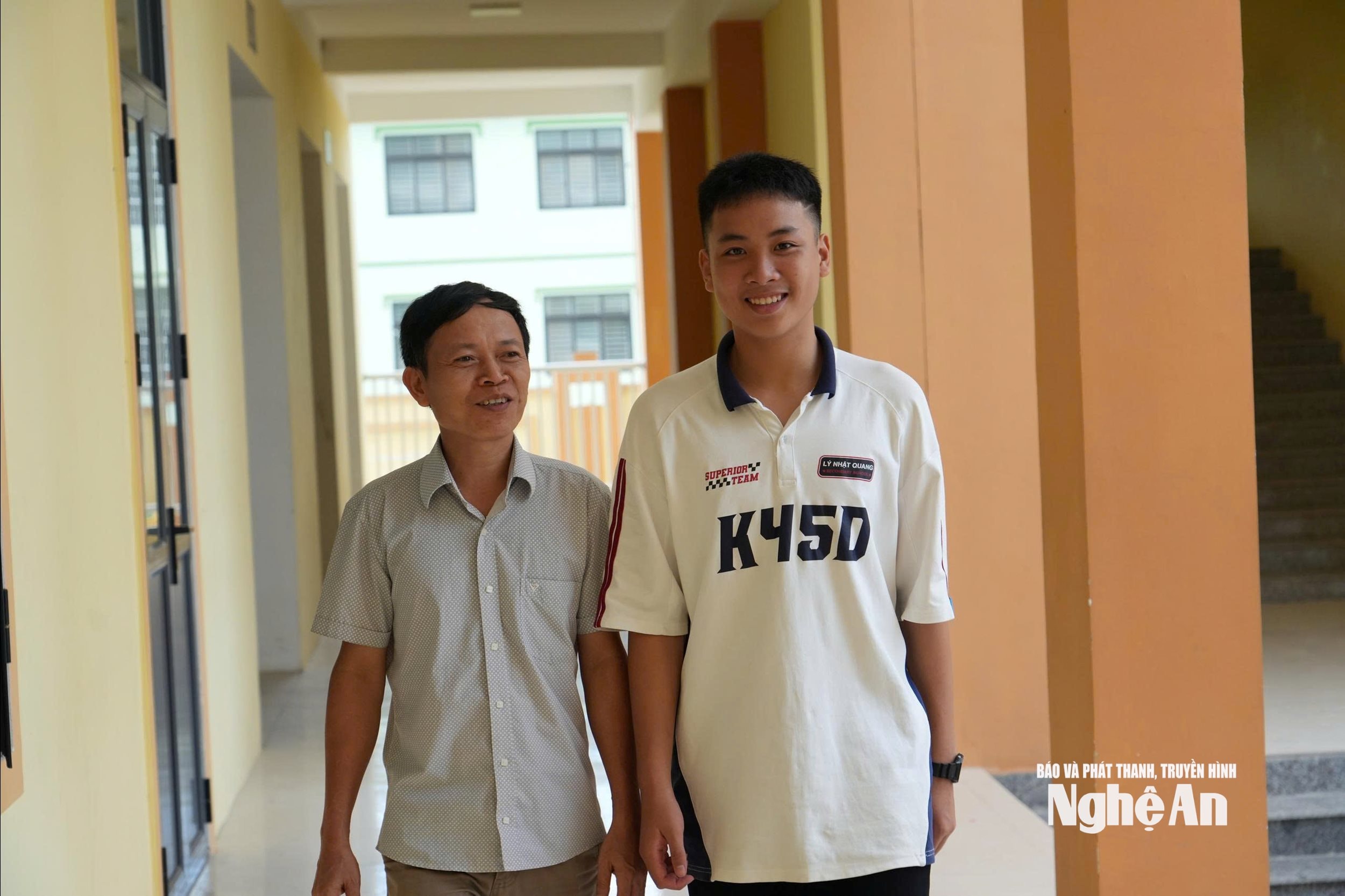 Em Võ Nhật Hoàng cùng thầy giáo dạy môn Toán ở Trường THCS Lý Nhật Quang. Ảnh - Mỹ Hà