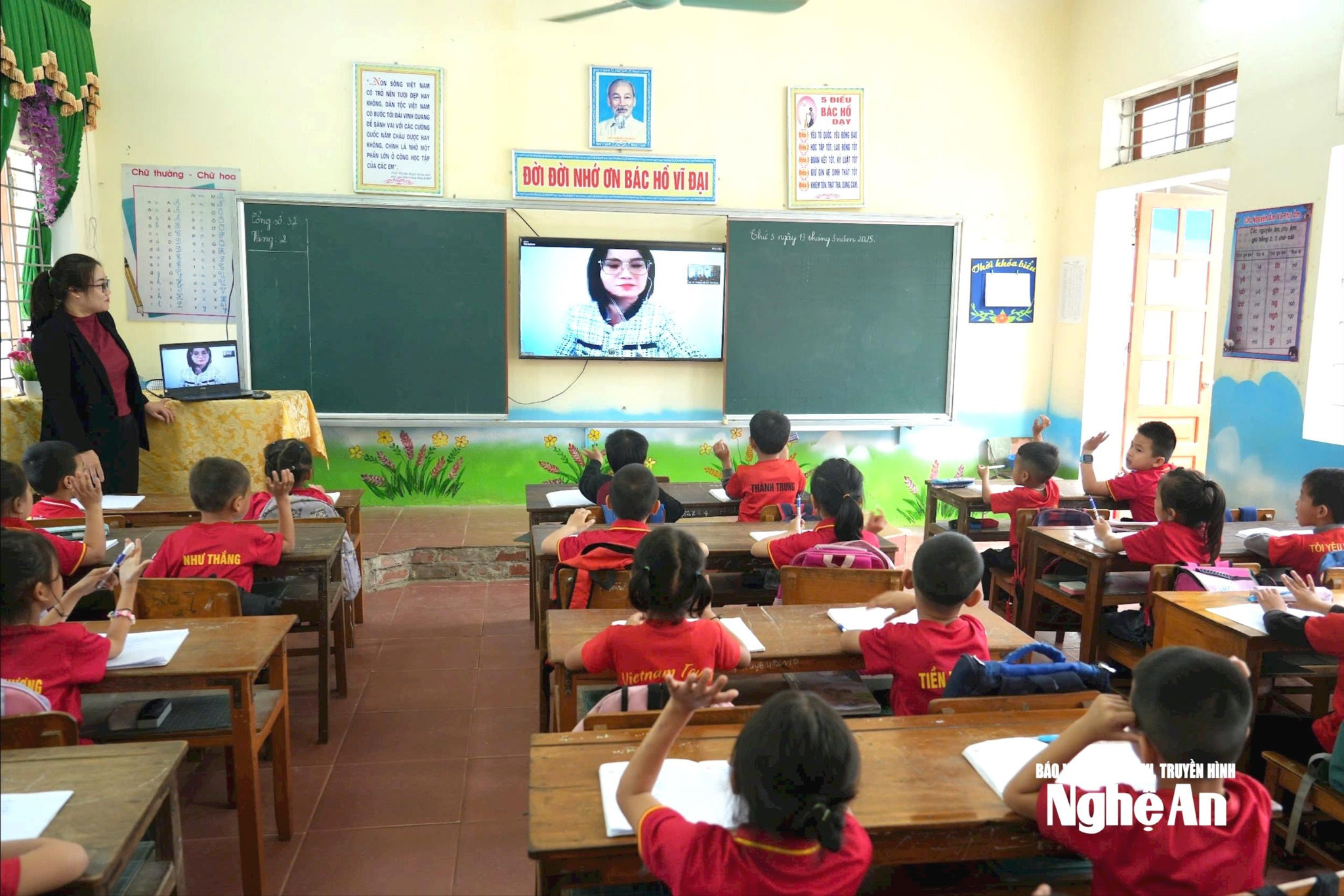 bna_mot-gio-hoc-tieng-anh-truc-tuyen.-anh-my-ha-1--e149f9ee11c1b6e09b2af7c4c8cf5f80.jpg
