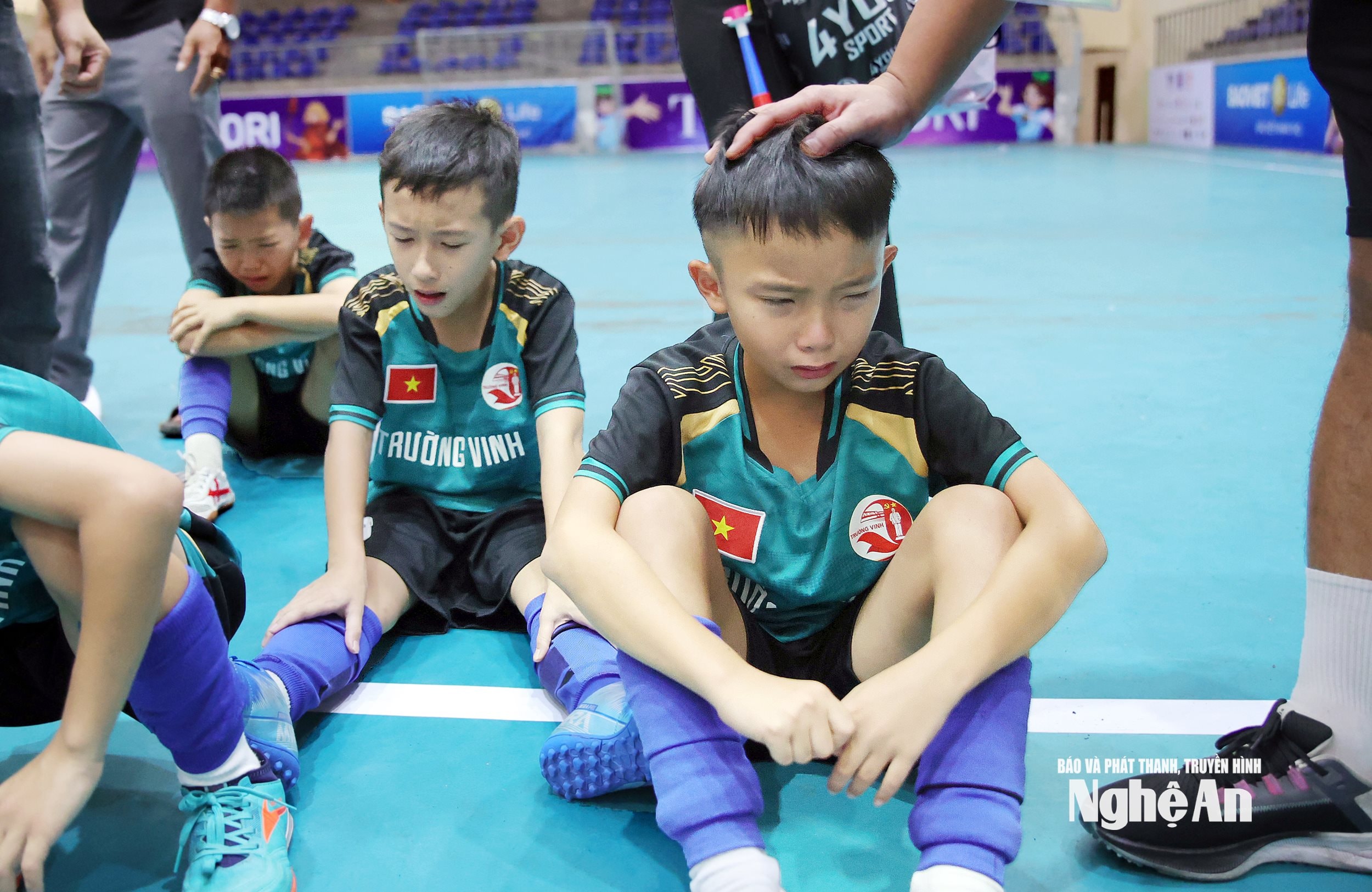 NƯỚC MẮT TRÊN SÂN CỎ TRƯỜNG VINH 2