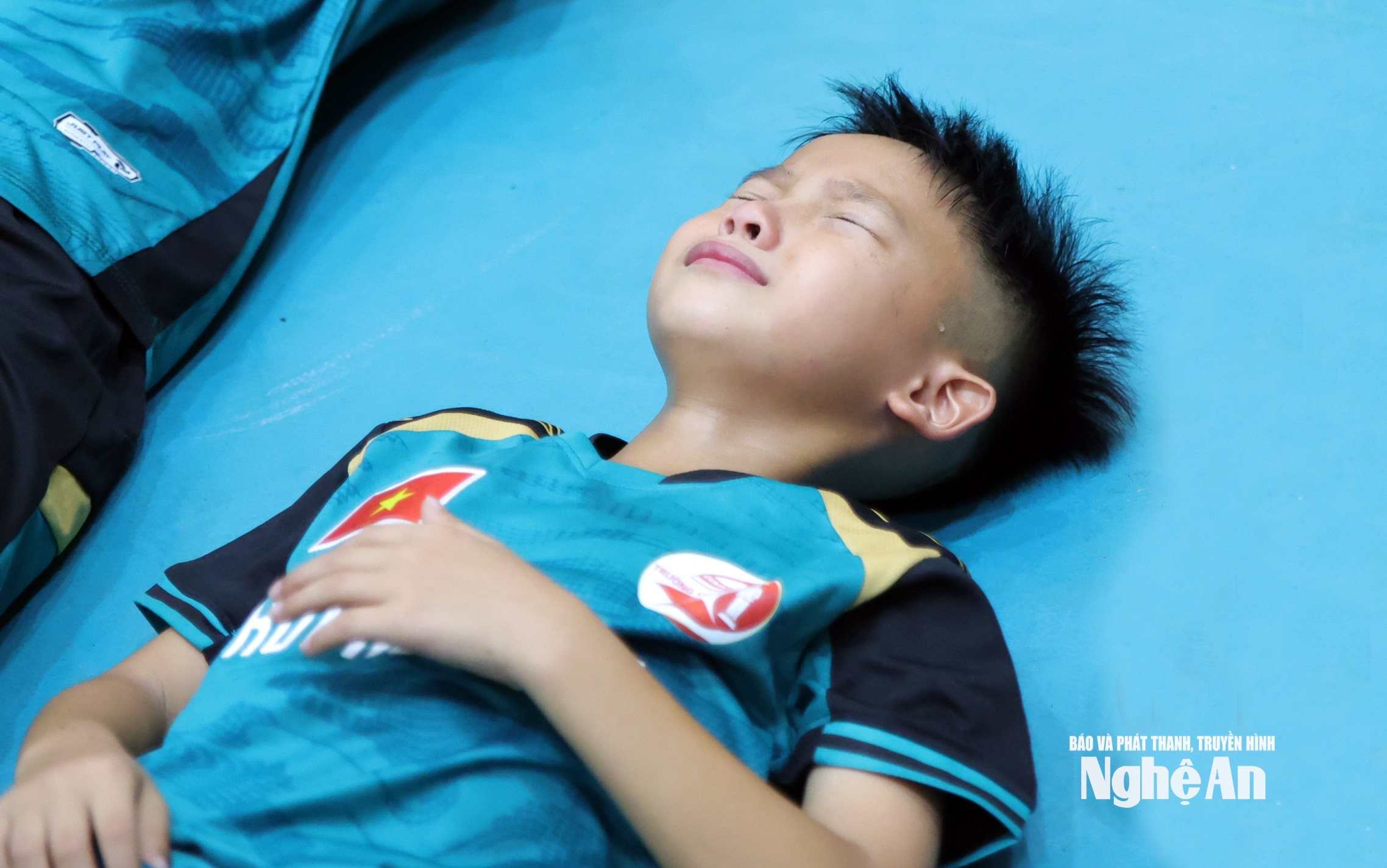 NƯỚC MẮT TRÊN SÂN CỎ TRƯỜNG VINH 5