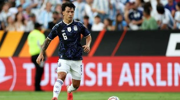 Lisandro Martinez phát triển bóng rất tốt ở vị trí trung vệ.