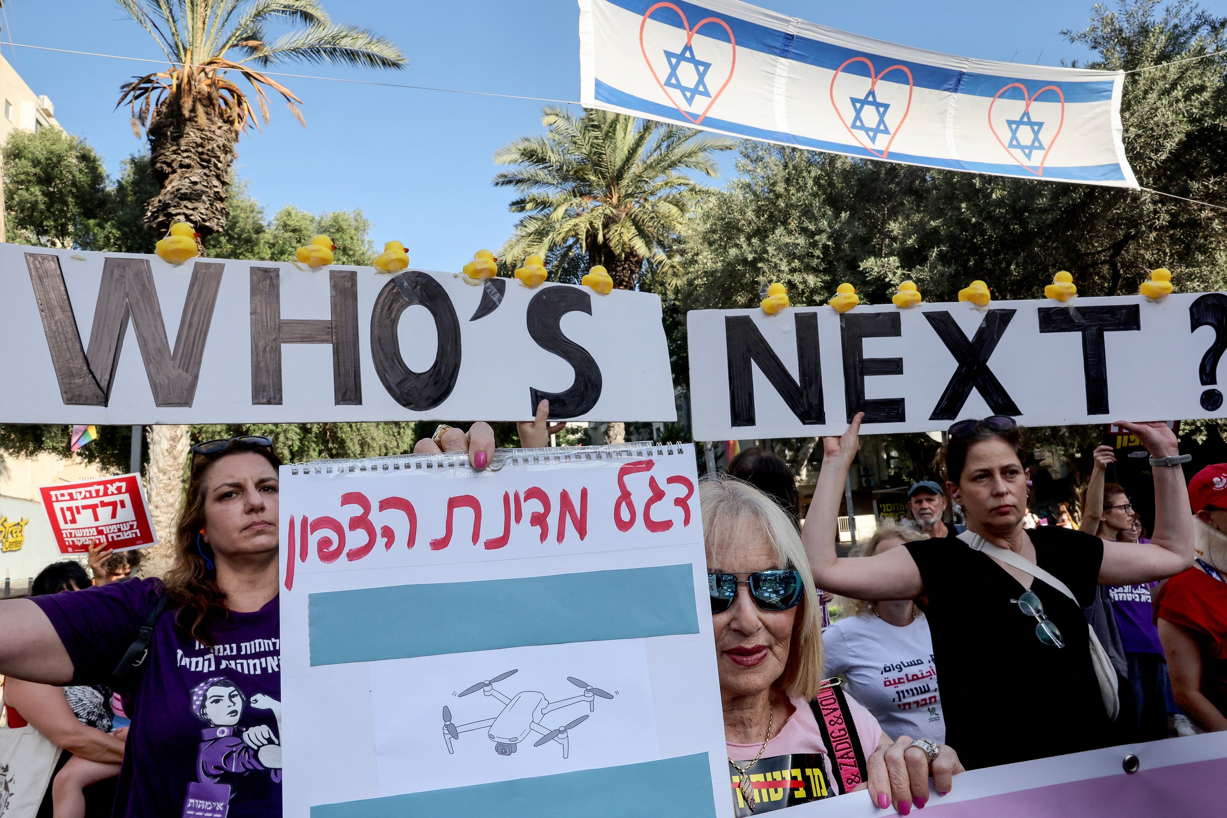 Những người biểu tình tập trung bên ngoài trụ sở đảng Likud ở Tel Aviv vào ngày 4 tháng 6 năm 2026, kêu gọi một tiến trình chính trị nhằm chấm dứt giao tranh. Ảnh: AFP