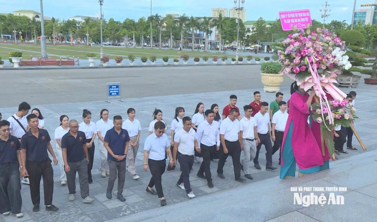 Các thành viên đoàn đại biểu Công ty Cổ Phần Tập đoàn Hoa Sen và Ekip tổ chức ghi hình chương trình “Mái ấm gia đình Việt” dâng hoa tượng đài Chủ tịch Hồ Chí Minh