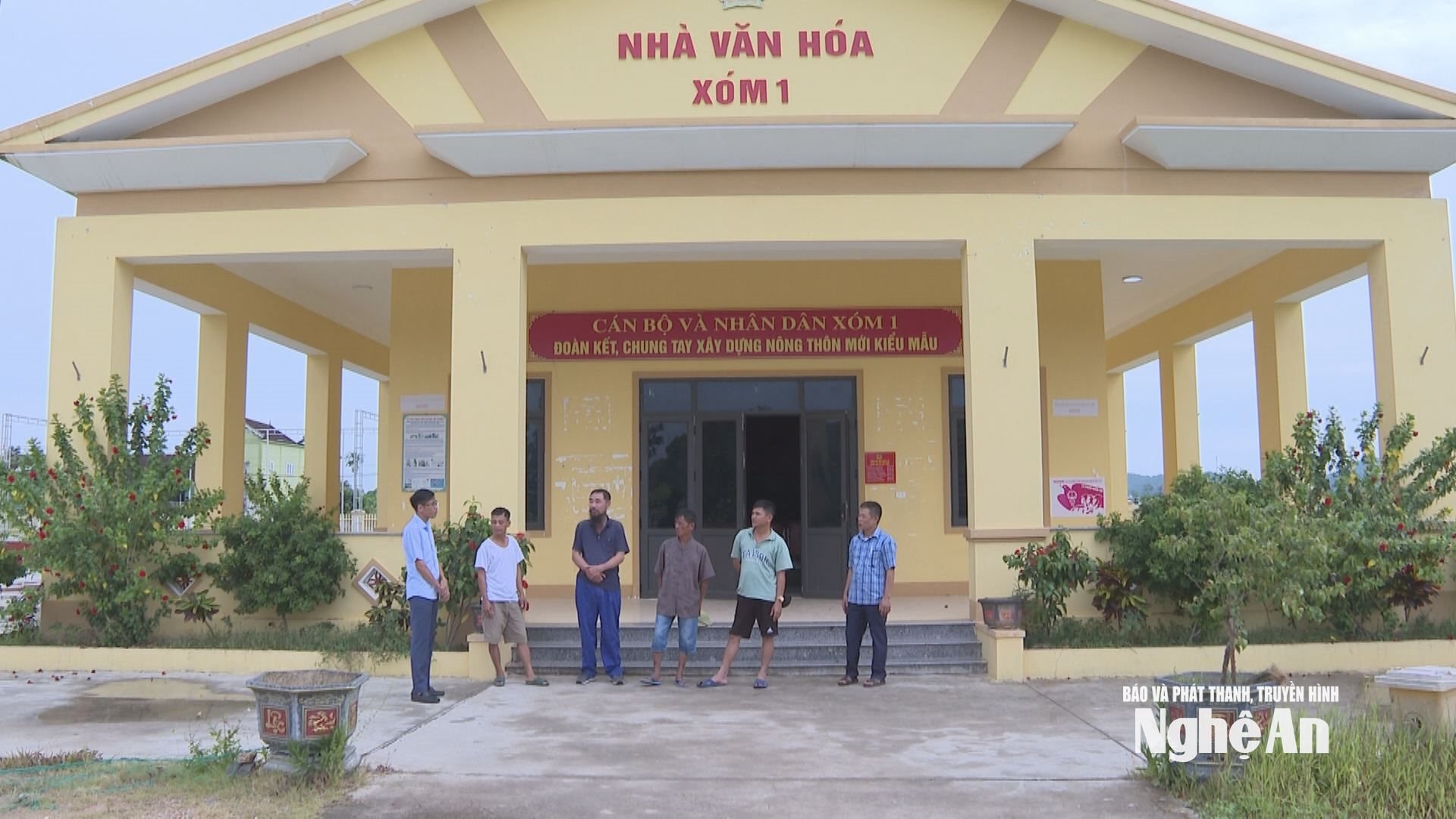 Cán bộ cơ sở và bà con nhân dân trao đổi trước nhà văn hóa xóm Tân Sơn 1, xã Văn Hiến. Ảnh PV