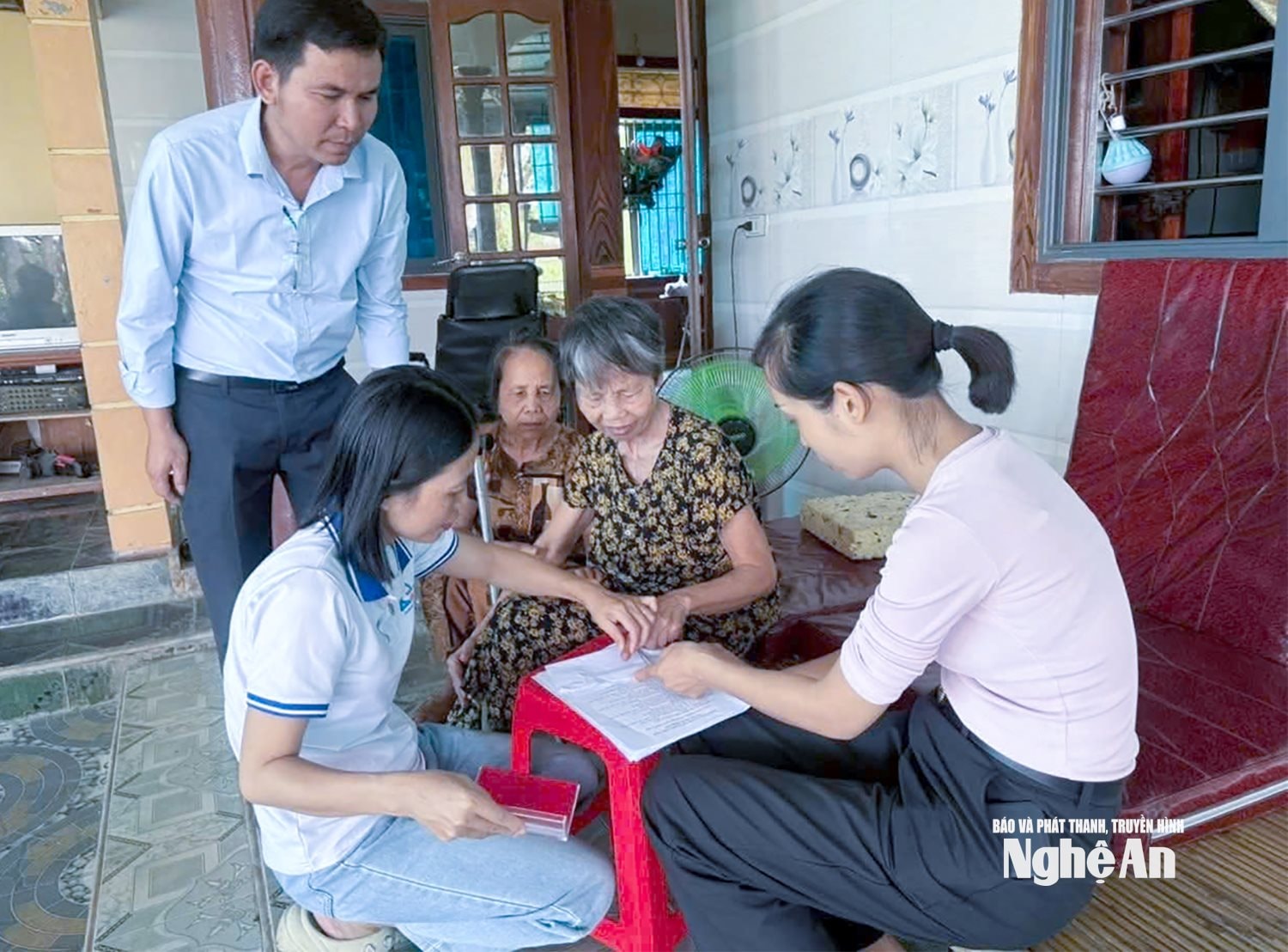  Cán bộ xã Hoa Quân giải quyết thủ tục hành chính cho người dân tại nhà. Ảnh Mai Hoa