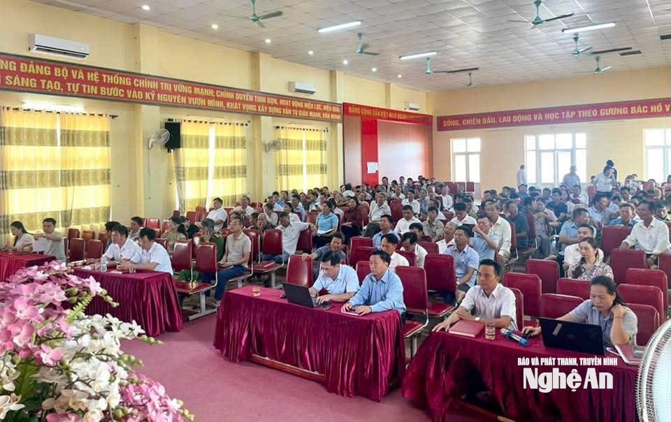 Đại biểu tham dự hội nghị triển khai kế hoạch lấy ý kiến cử tri đại diện hộ sáp nhập các đơn vị xóm của UBND xã Vân Tụ. Ảnh CSCC