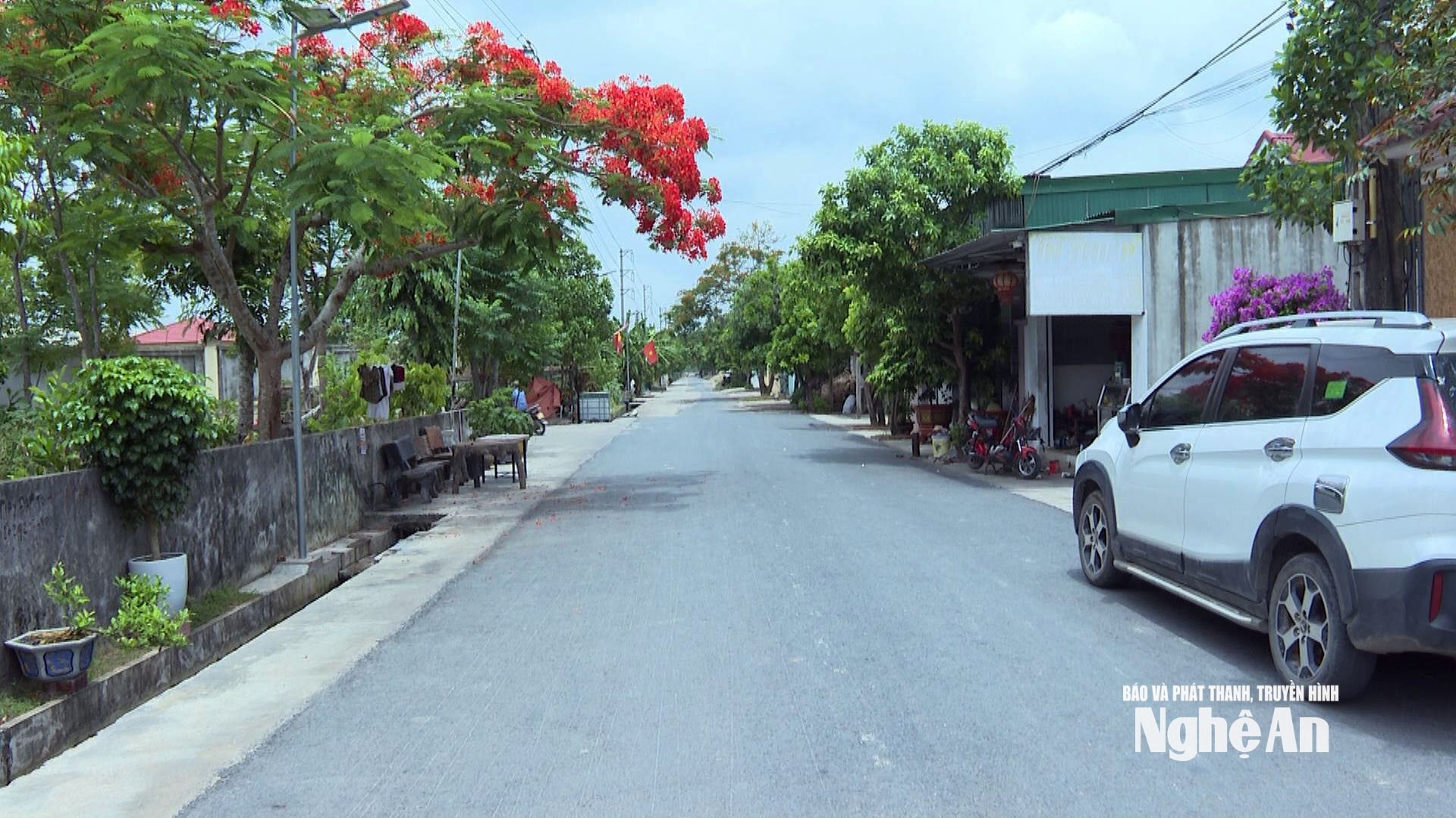 Đường giao thông trước nhà văn hóa xóm cũ Đồng Muông, xã Vân Tụ- địa điểm nhiều người dân đề nghị làm nhà văn hóa cho xóm mới khi sáp nhâp xóm Đồng Hiền và Ngọc Hạ. Ảnh PV
