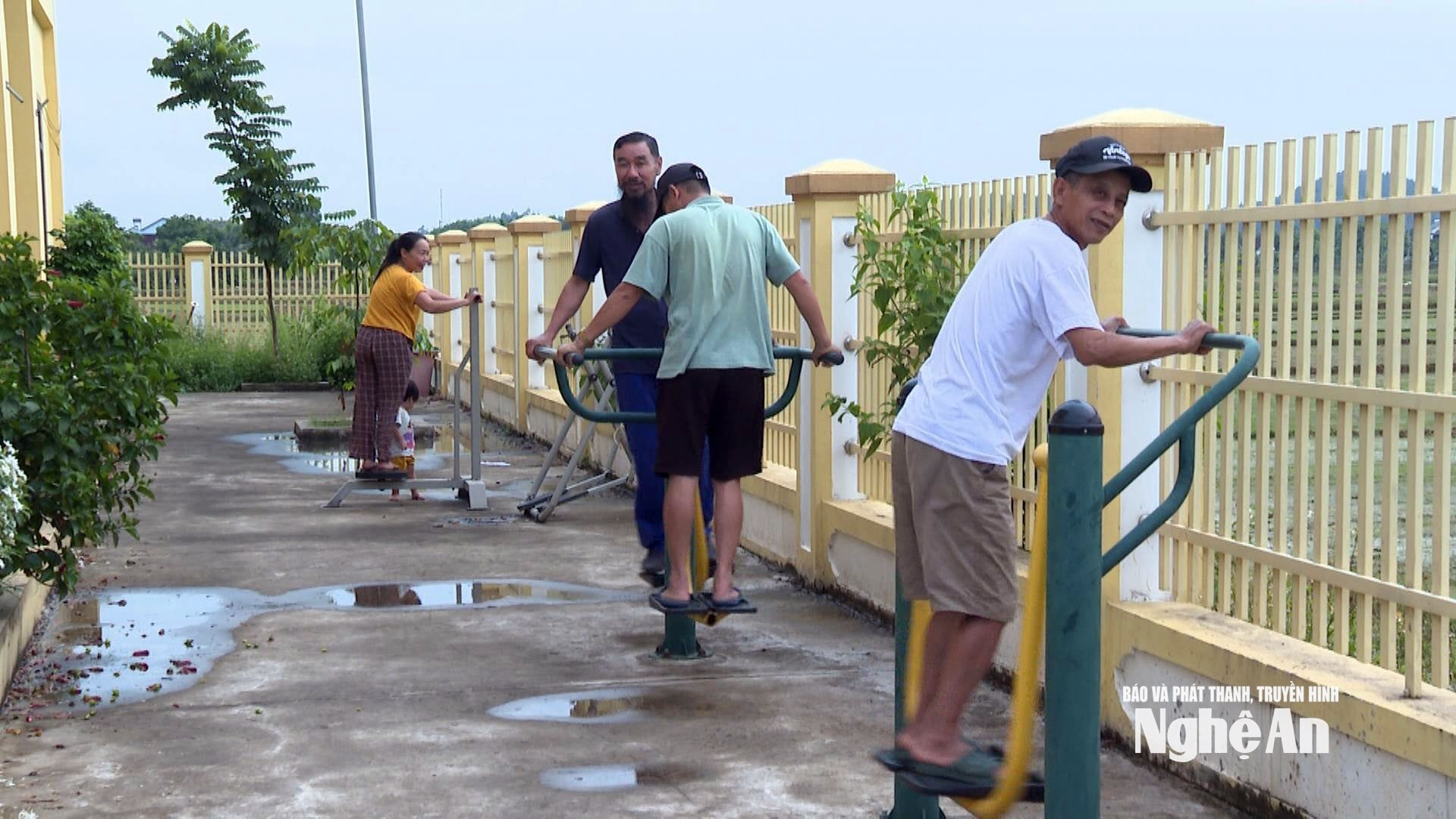 Người dân tập thể dục tại nhà văn hóa xóm Tân Sơn 1, xã Văn Hiến. Ảnh PV