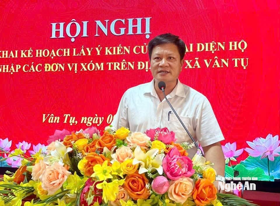 Ông Nguyễn Như Hoàn - Phó Chủ tịch UBND xã Vân Tụ báo cáo kế hoạch triển khai kế hoạch láy ý kiến cử tri đại diện hộ sáp nhập xóm