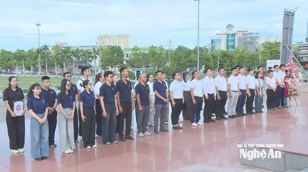 Các thành viên trong đoàn đã bày tỏ lòng thành kính và sự biết ơn vô hạn đối với công lao trời biển của Chủ tịch Hồ Chí Minh