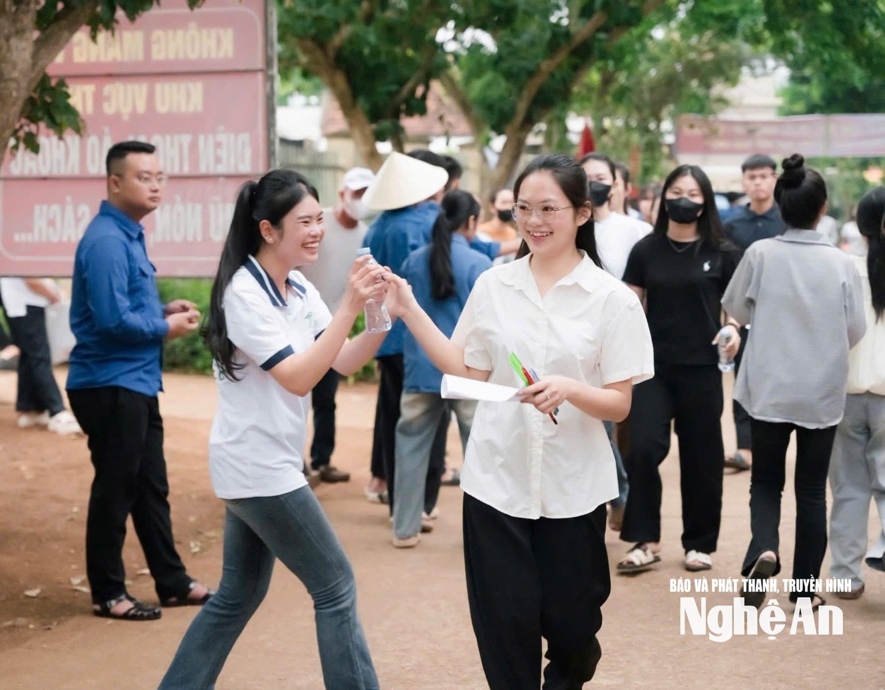 bna_cac-thi-sinh-tai-diem-thi-truong-thpt-co-do.-anh-minh-thai-bc22f8753e6a4449c5fc8dbb728b31b0(1).jpg