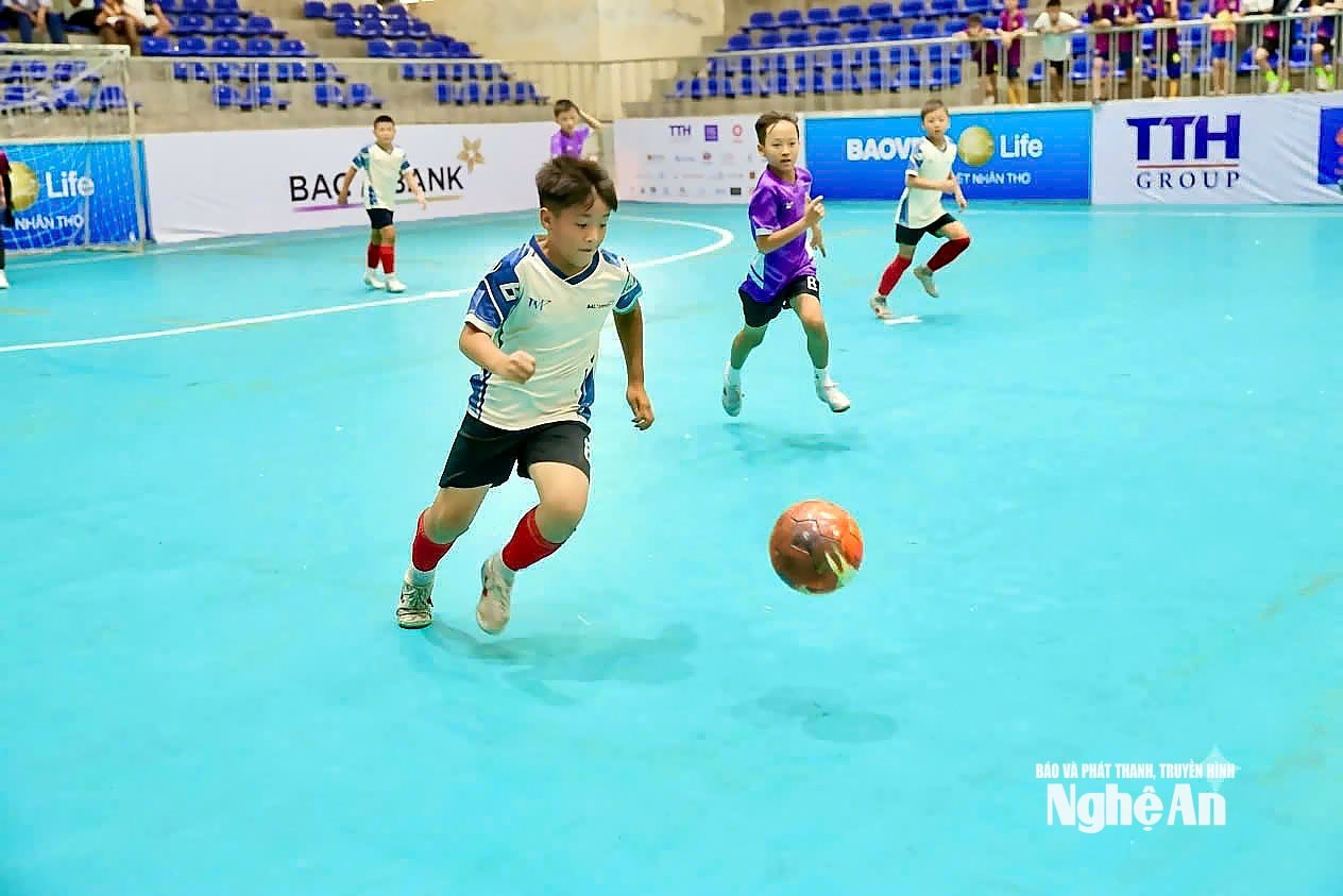 Bước sang ngày thi đấu thứ 5, trên sân Nhi đồng diễn ra 8 trận đấu thuộc khuôn khổ vòng 1/16. Ảnh: Thanh Quỳnh