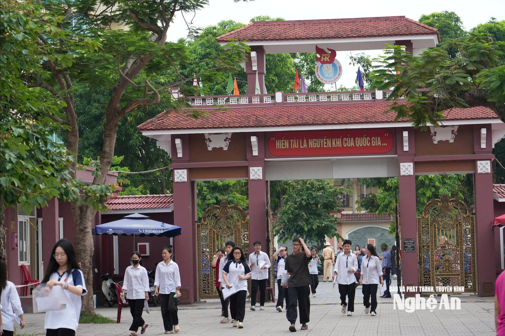 Ngày đầu tiên diễn ra Kỳ thi tốt nghiệp THPT, thời tiết khá mát mẻ và có mưa phùn nhẹ. Điều đó giúp các thí sinh giảm bớt áp lực, căng thẳng khi bước vào môn thi đầu tiên. Nhiều em có mặt tại điểm thi từ sớm với tâm trạng tự tin, thoải mái hơn sau những ngày nắng nóng kéo dài. Thời tiết thuận lợi cũng góp phần tạo điều kiện để phụ huynh đưa đón con em và lực lượng làm nhiệm vụ tại các điểm thi thực hiện tốt công tác hỗ trợ, đảm bảo kỳ thi diễn ra an toàn, nghiêm túc. Ảnh: Mỹ Hà
