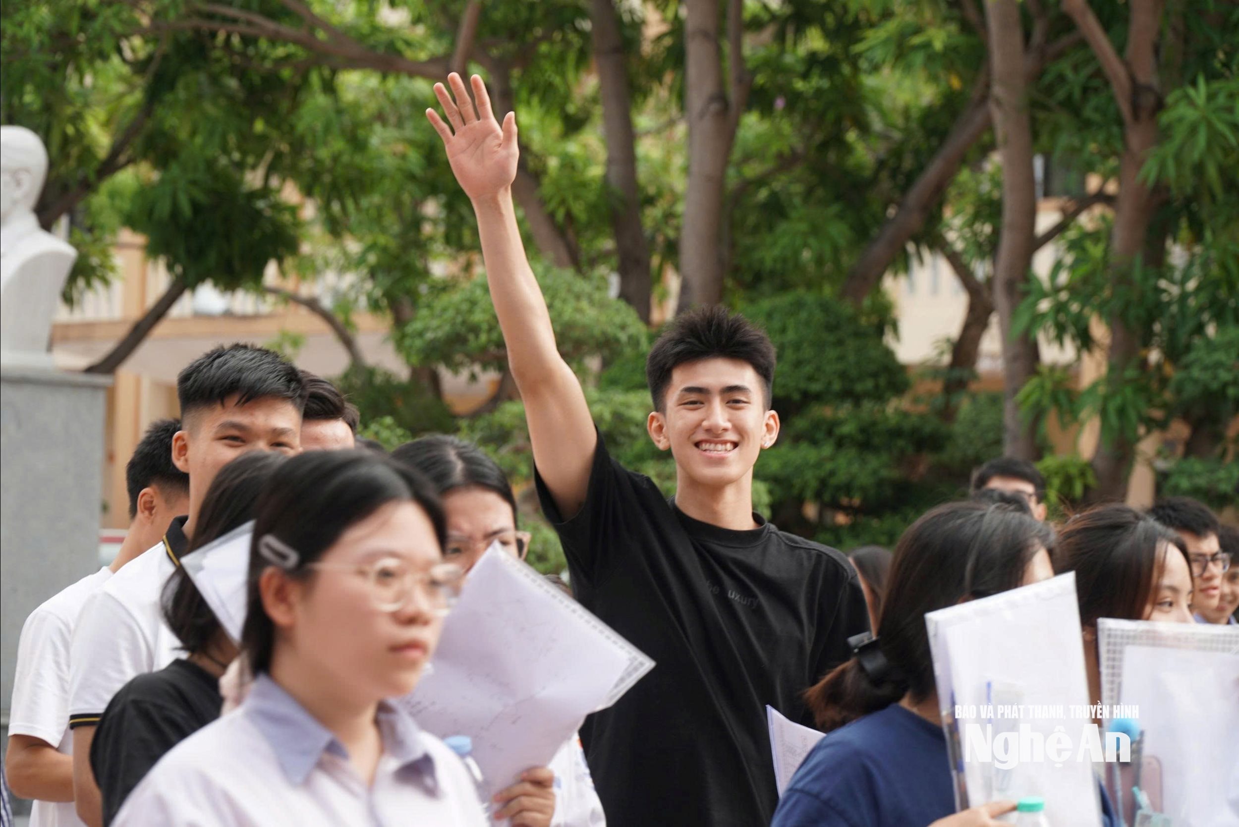 Nhiều thí sinh vui mừng sau khi hoàn thành môn thi Toán. Ảnh - Mỹ Hà