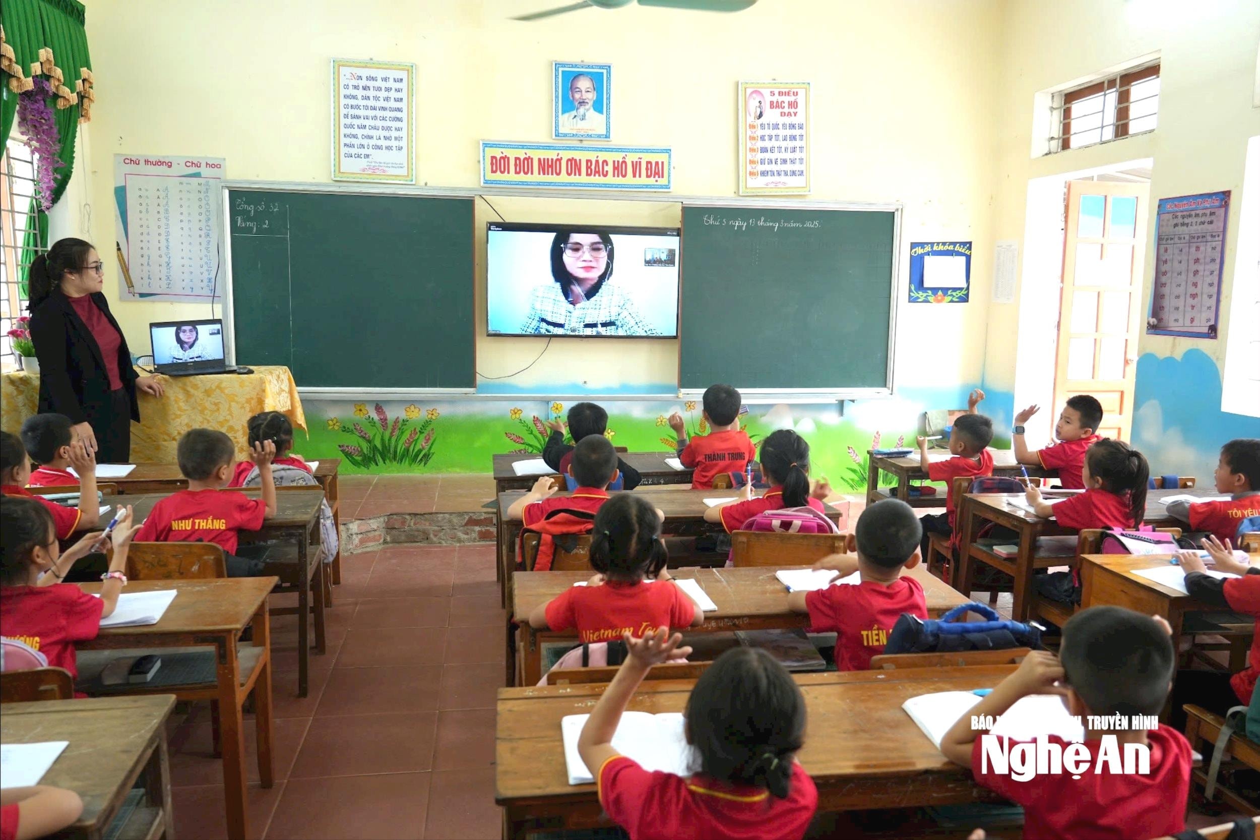 Giáo viên huyện Đô Lương (cũ) hỗ trợ dạy học trực tuyến cho học sinh Trường Tiểu học Tam Quang (huyện Tương Dương cũ) trong năm học 2024 - 2025. Ảnh Mỹ Hà