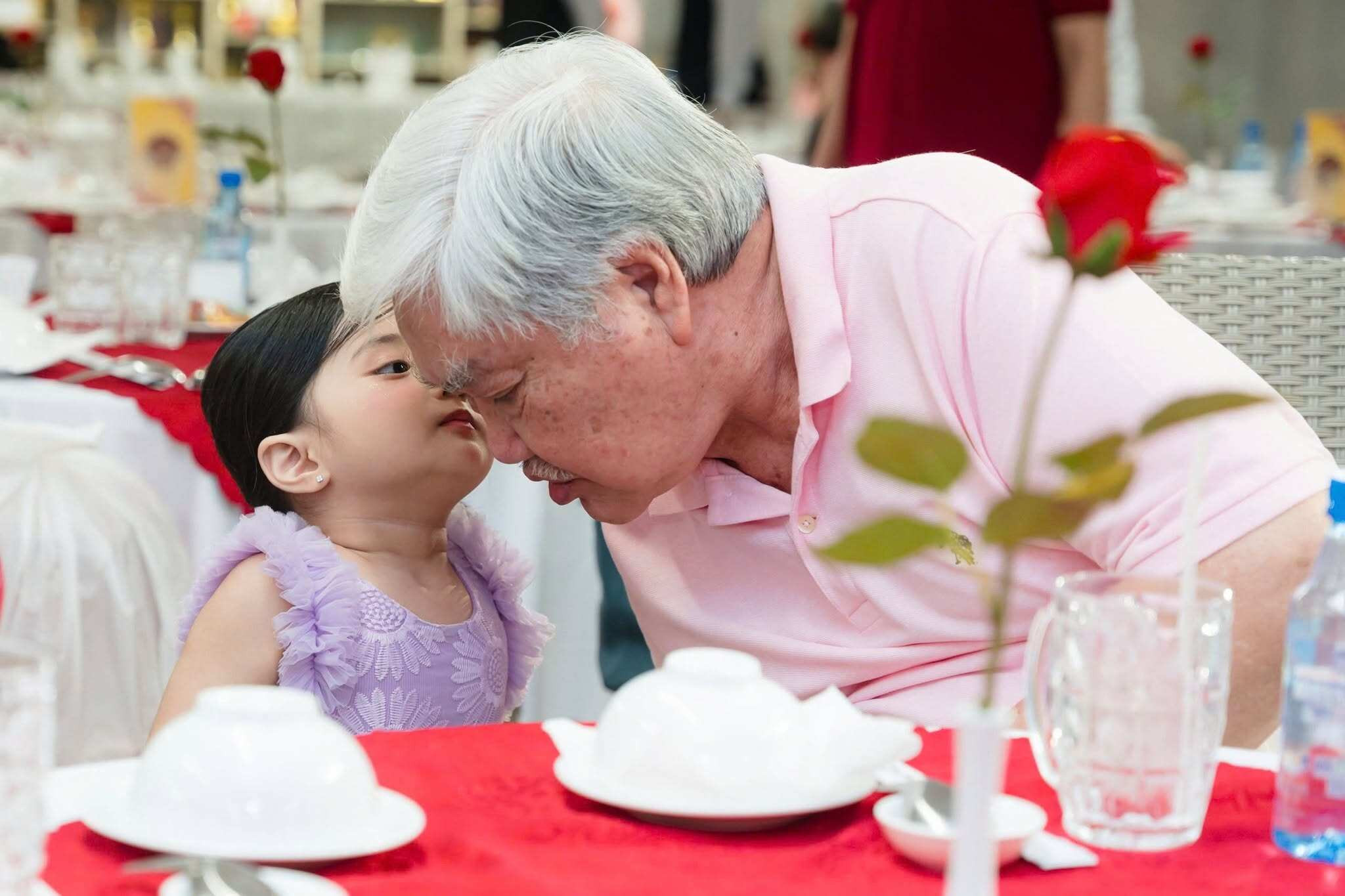 Lisa Thùy Linh đáng yêu bên cụ nội.