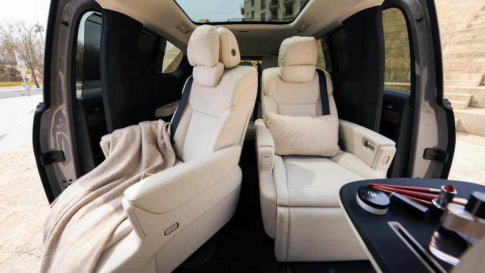 Thiết kế ngoại thất hiện đại của Li Auto MEGA Home với hệ thống lidar nâng cấp