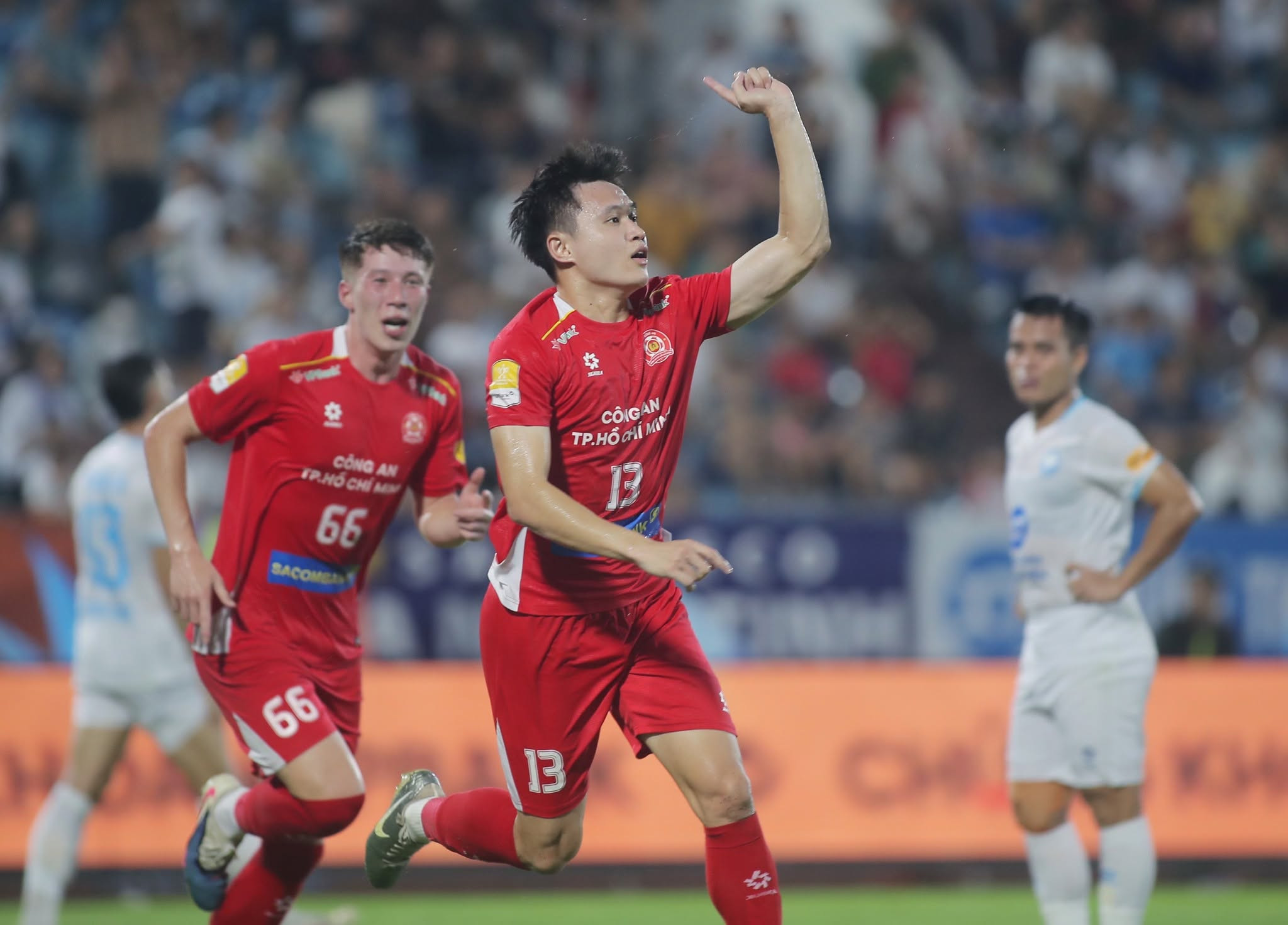 CA TPHCM dẫn trước Nam Định đến 4-0 chỉ sau hiệp một.