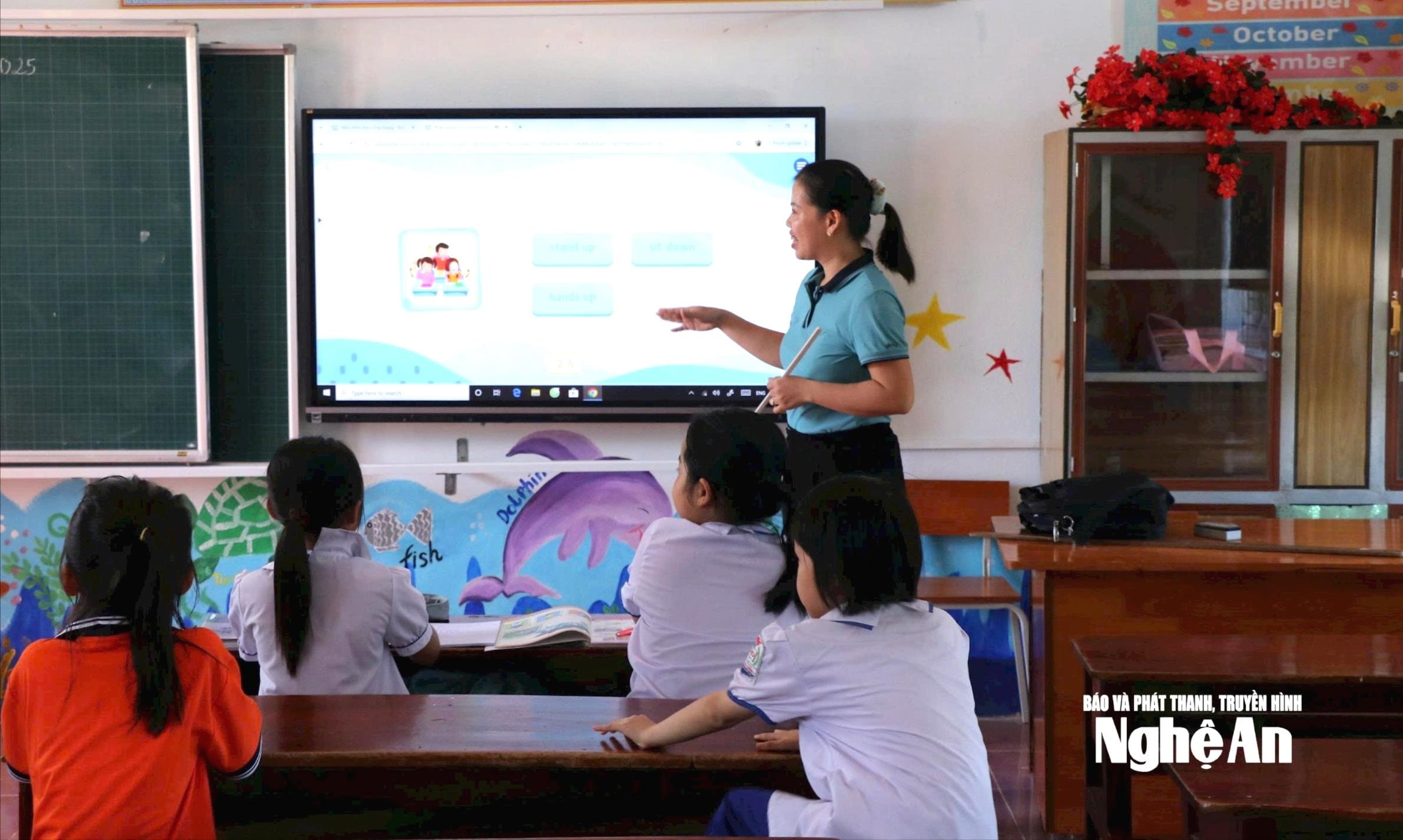 Một giờ học Tiếng Anh của học sinh Trường Tiểu học Trung Phúc Cường 2, xã Thiên Nhẫn. Ảnh Mỹ Hà