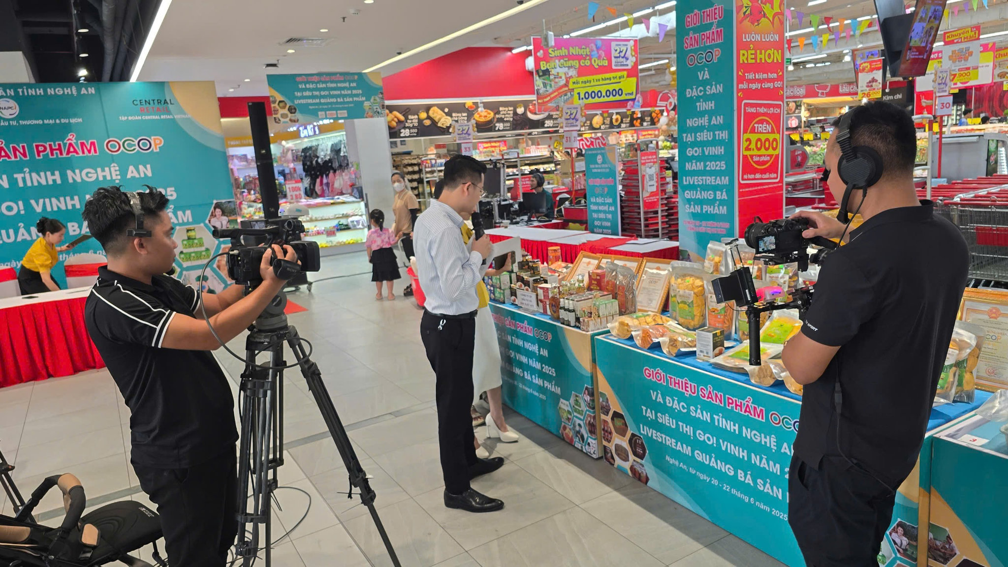 Nhóm dự án live các sản phẩm OCOP Nghệ An. Ảnh: P.V