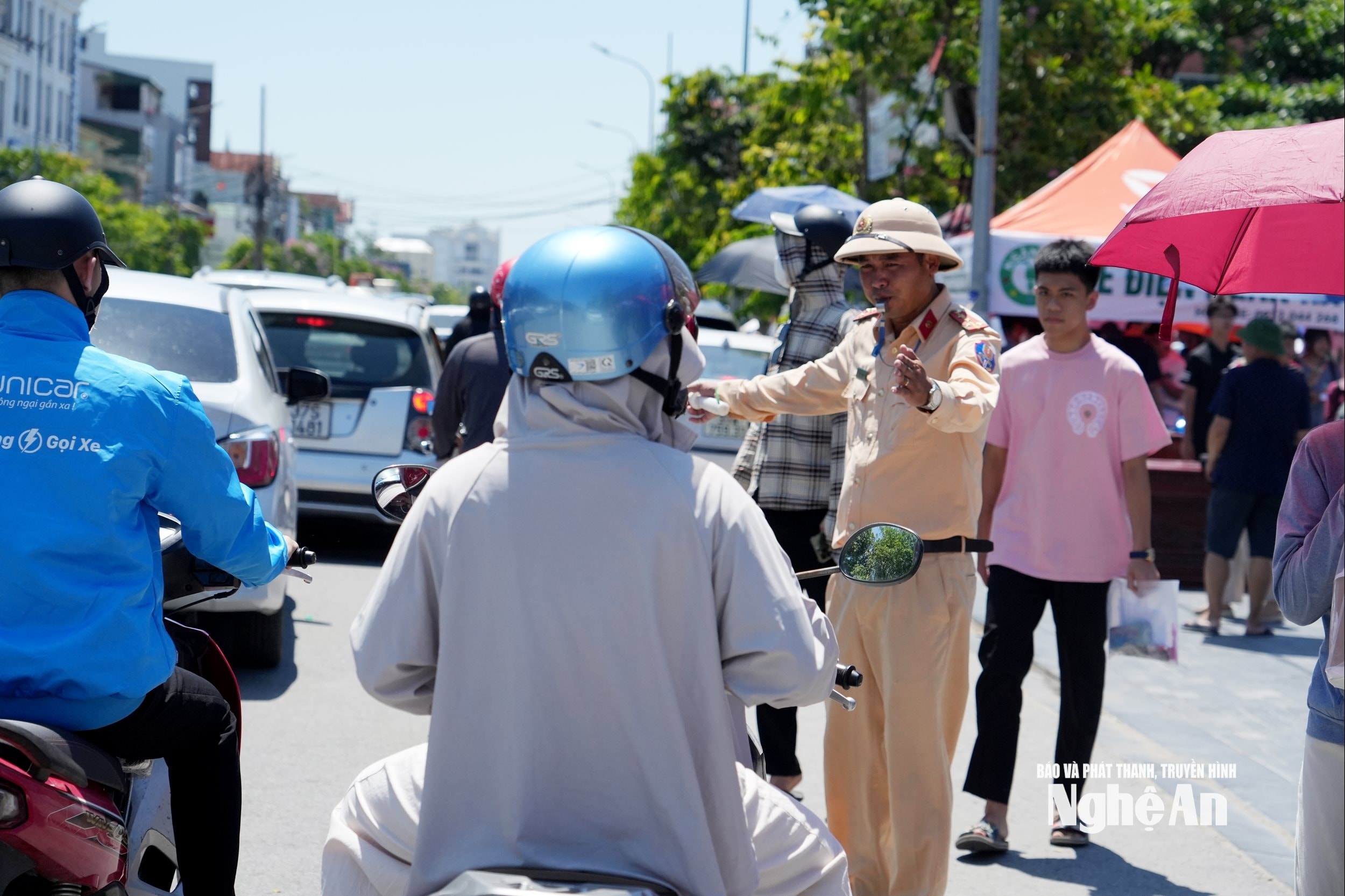 Trong suốt những ngày diễn ra kỳ thi tuyển sinh vào lớp 10, nhiệm vụ phân luồng, điều tiết giao thông tại các điểm thi được đặt lên vai lực lượng cảnh sát giao thông và công an địa phương.