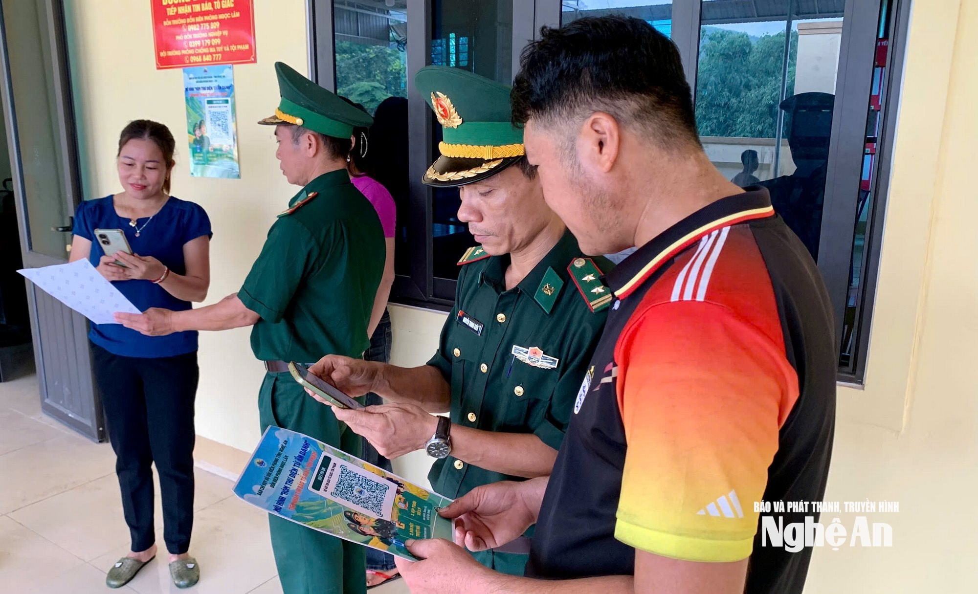 bna+Cán bộ Đồn Biên phòng Ngọc Lâm giới thiệu cách thức sử dụng mã QR của mô hình “Hòm thư điện tử ẩn danh” cho người dân.
