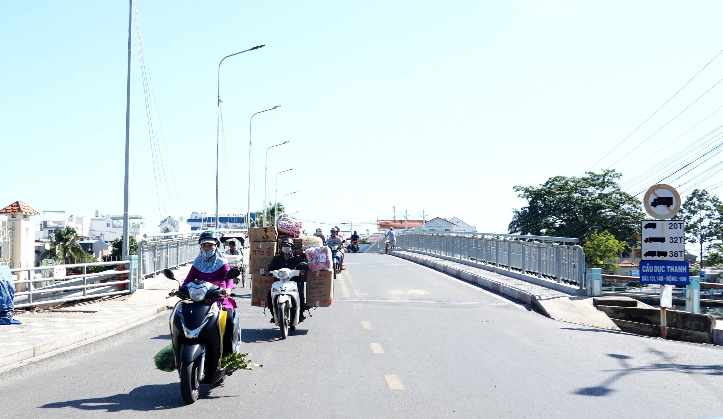 Cầu Dục Thanh bắc qua sông Cà Ty dẫn vào gần trường Dục Thanh. Ảnh: Tiến Đông 