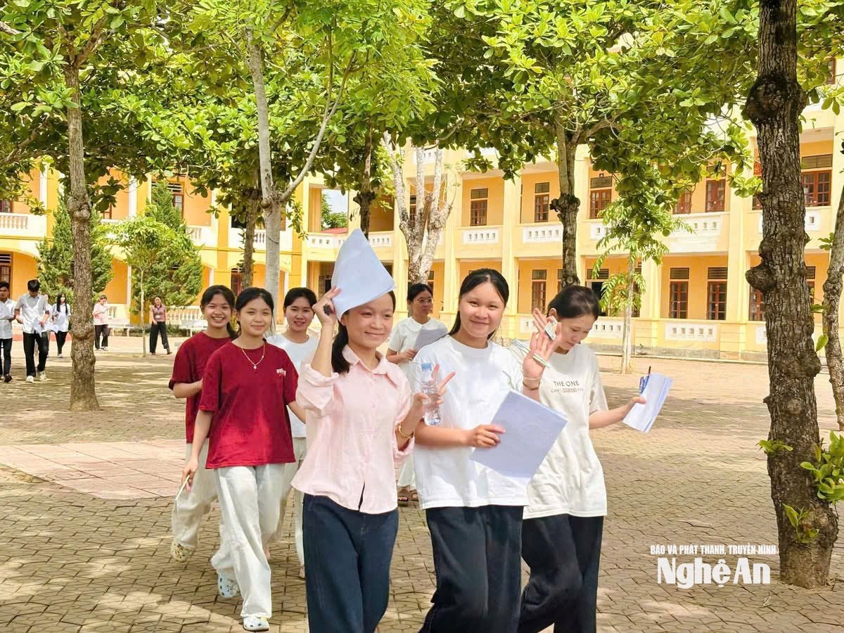 Các thí sinh tại điểm thi Trường THPR
