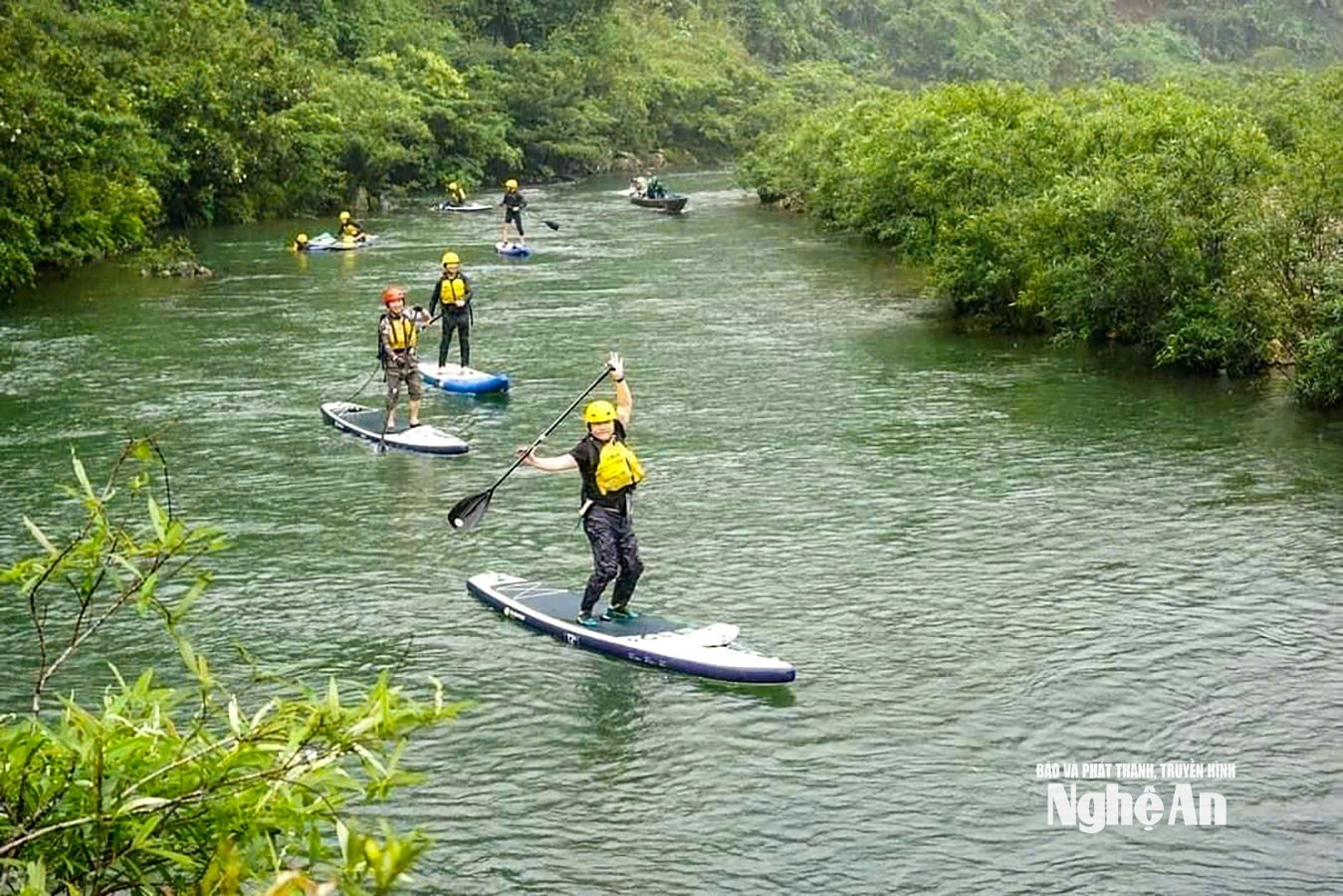 Du khách chèo thuyền kayak trên sông Giăng